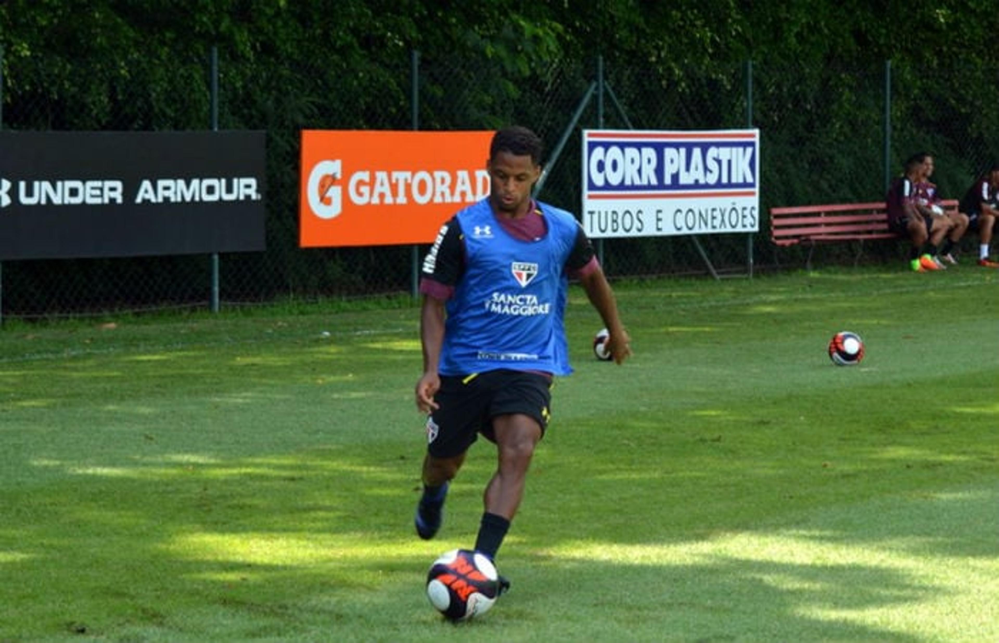 Enquanto aguarda reforços, Dorival observa quinteto da base do Tricolor