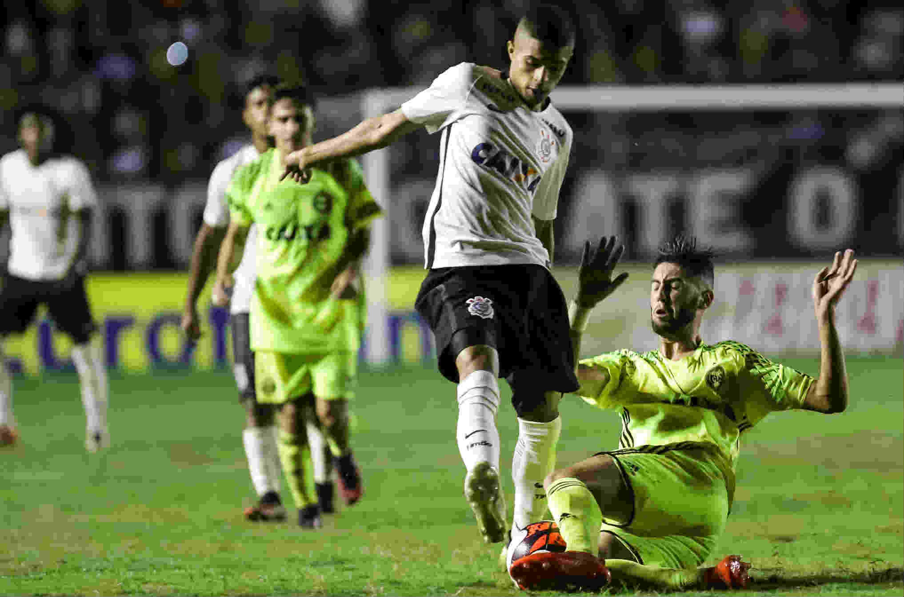 Vitinho ‘atropela’ na base e coleciona títulos por Corinthians e até Seleção