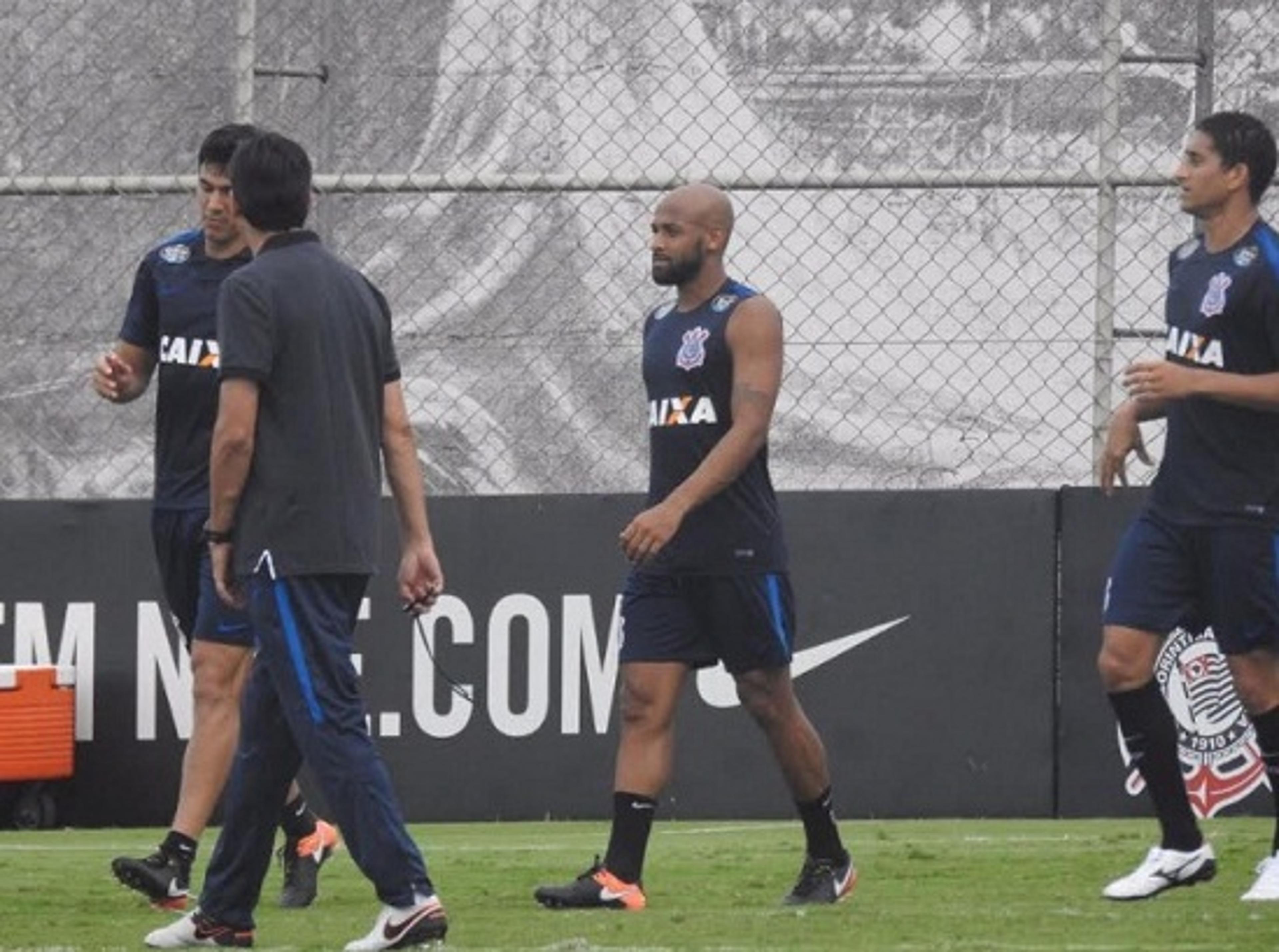 Carille muda meio-campo do Timão, e Camacho já promete sombra a Fellipe