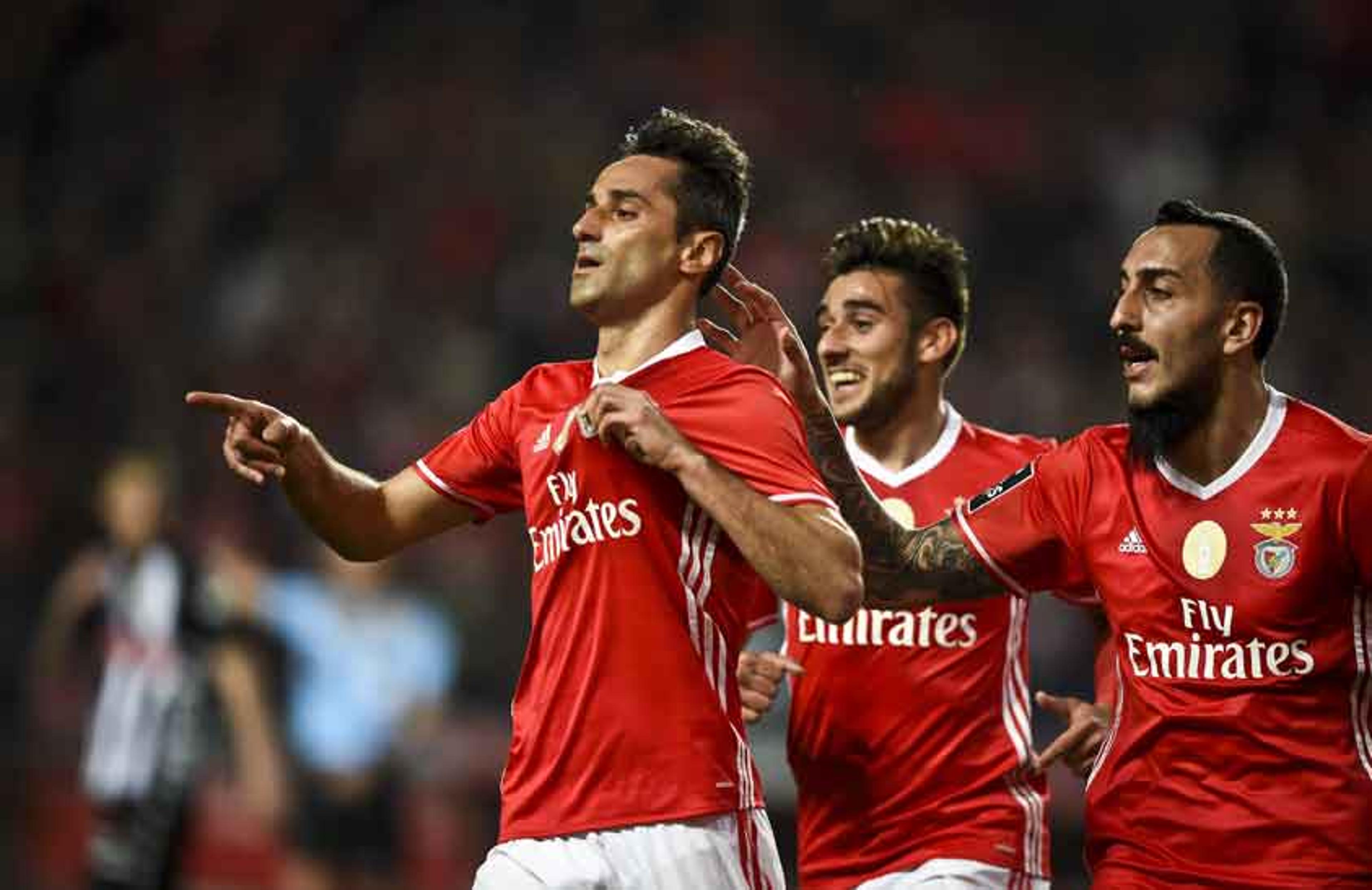 Com dois de Jonas, Benfica passa pelo Nacional e volta à ponta do Português