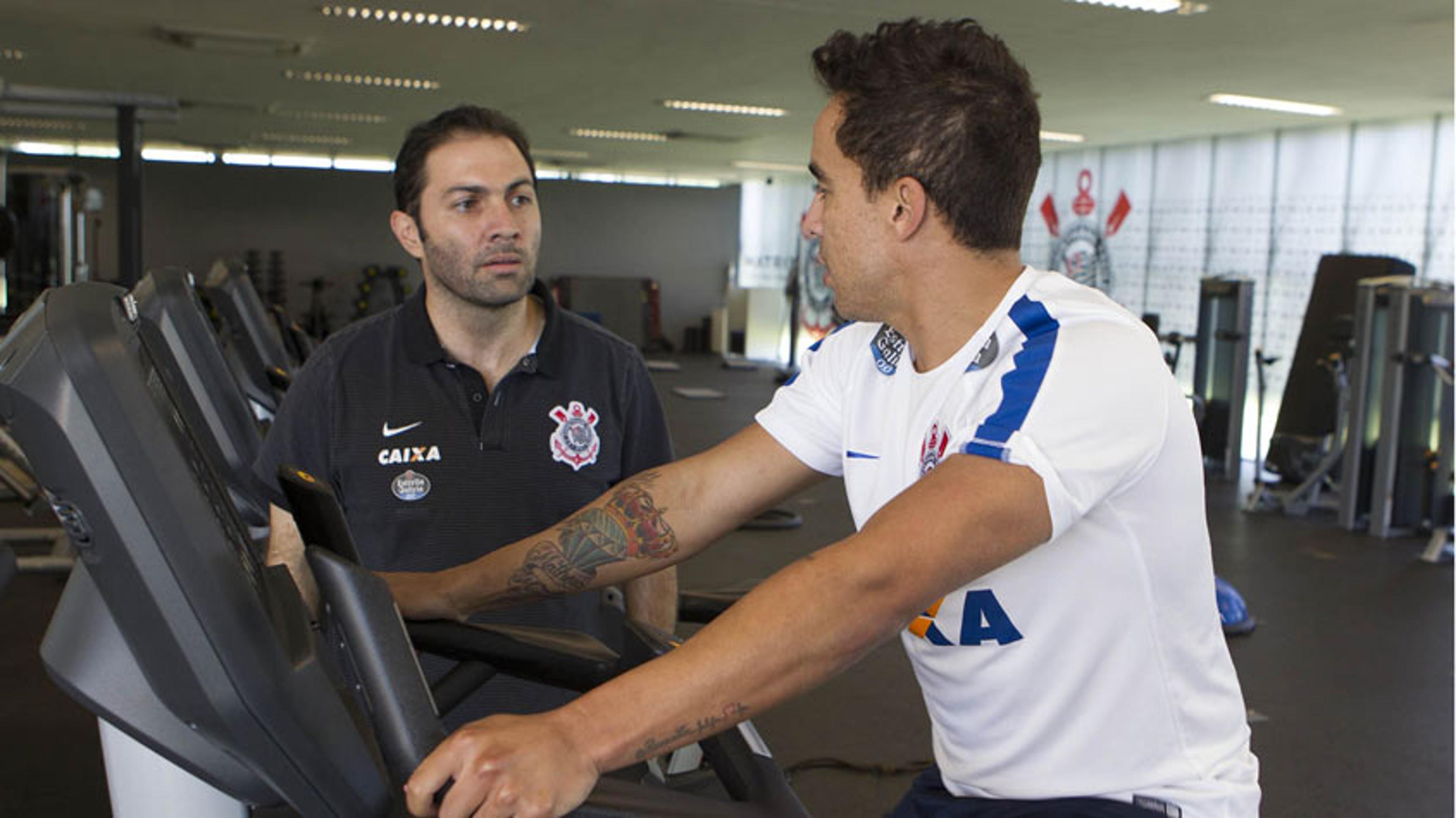 Em recondicionamento físico, Jadson vive rotina intensiva no Corinthians