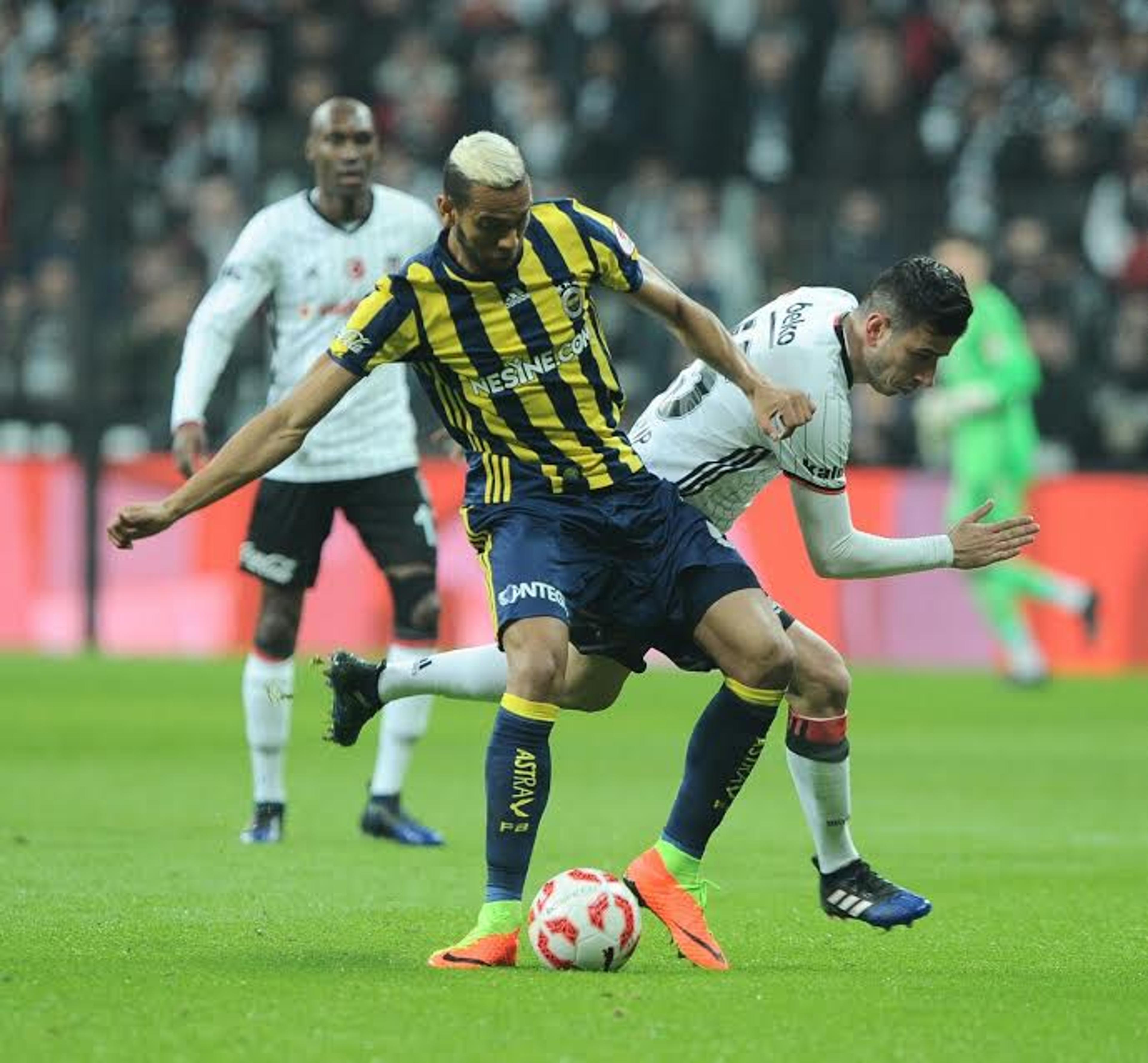 Souza comemora classificação do Fenerbahçe na Copa da Turquia