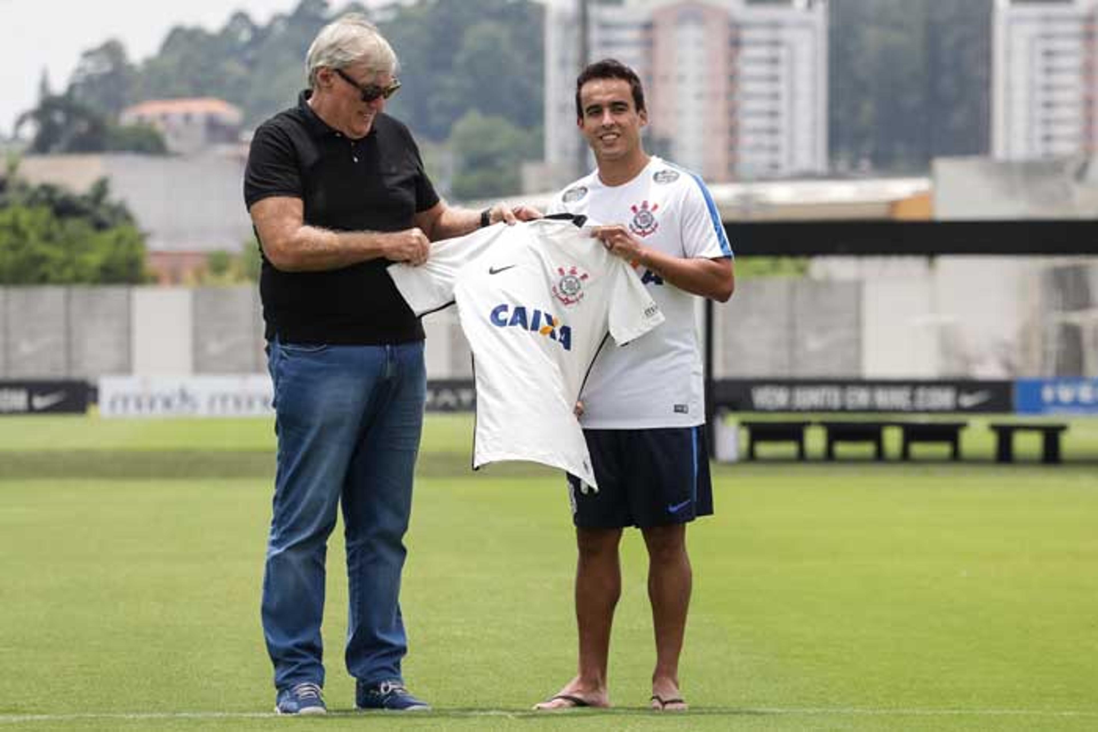 Apresentado no Corinthians, Jadson diz: ‘Abri mão de dinheiro para voltar’