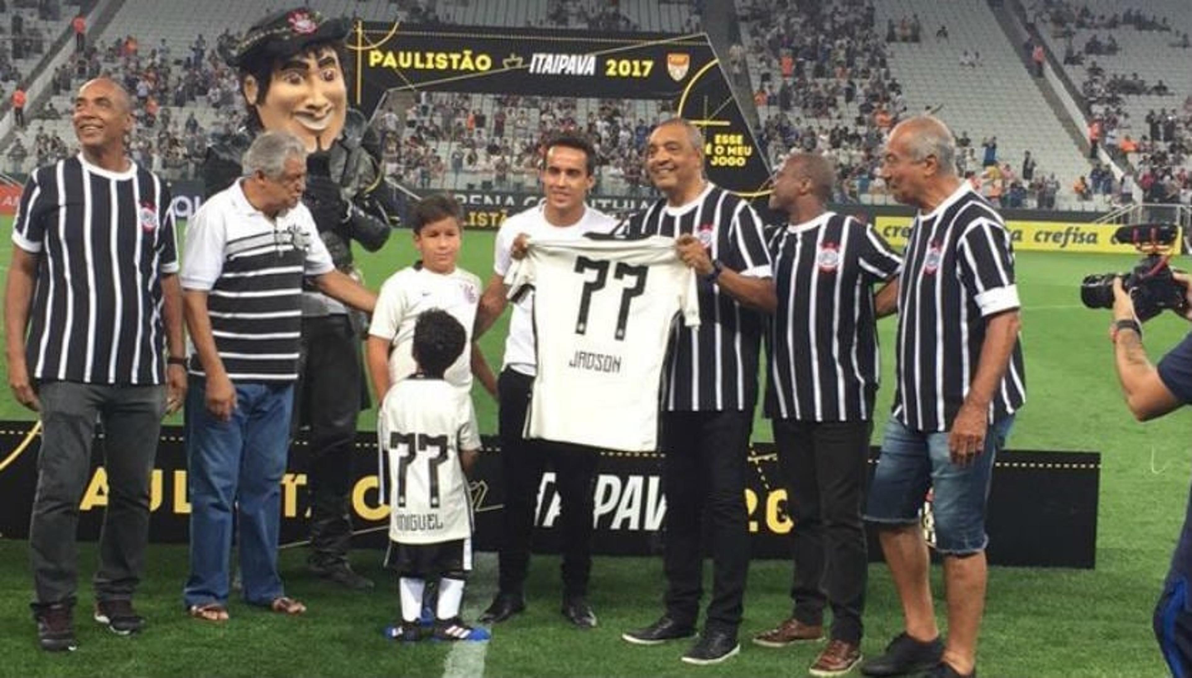 Em homenagem a 1977, Jadson volta ao Corinthians com número especial