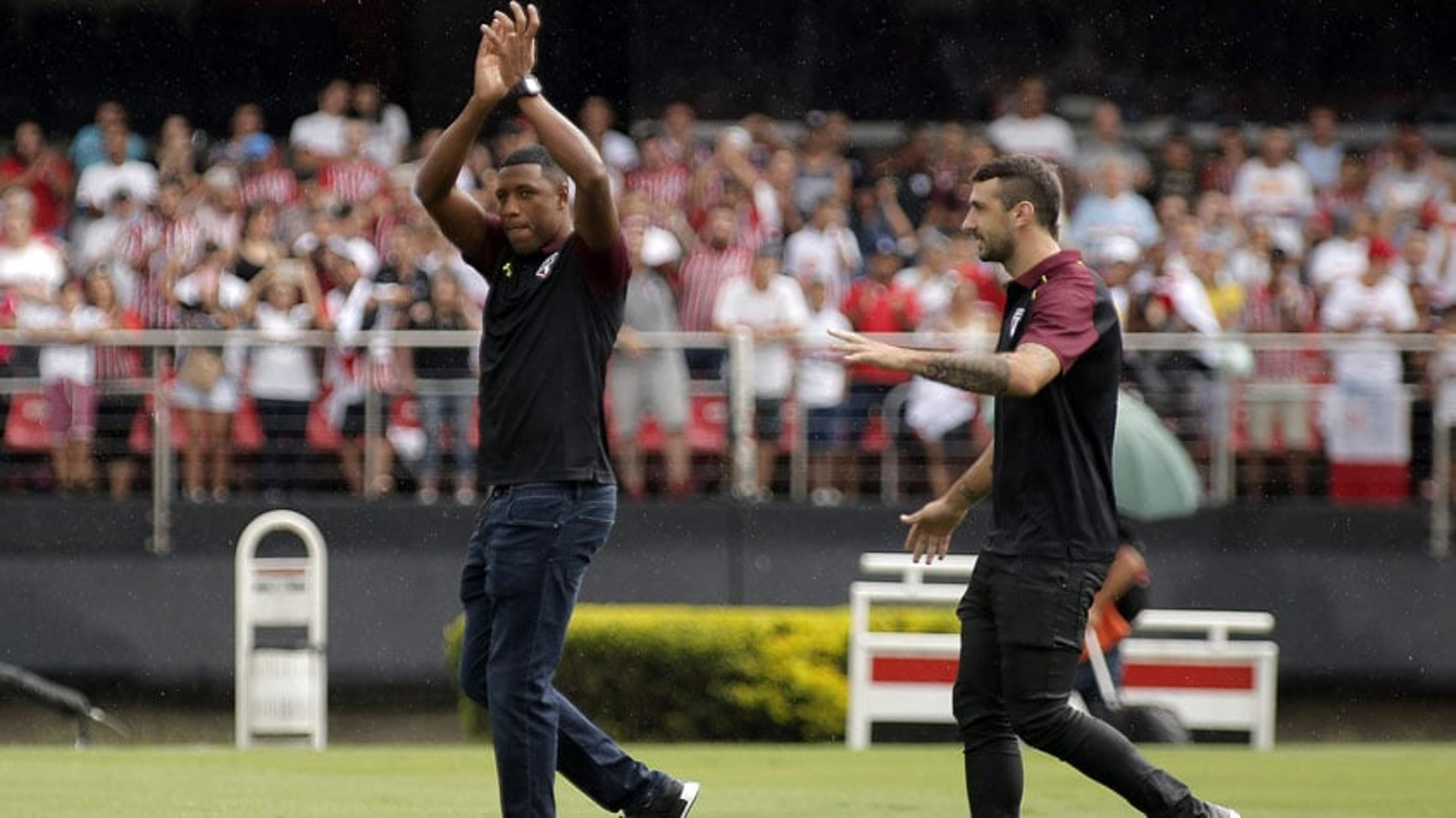 Torcida do São Paulo recebe Pratto e Jucilei com festa no Morumbi