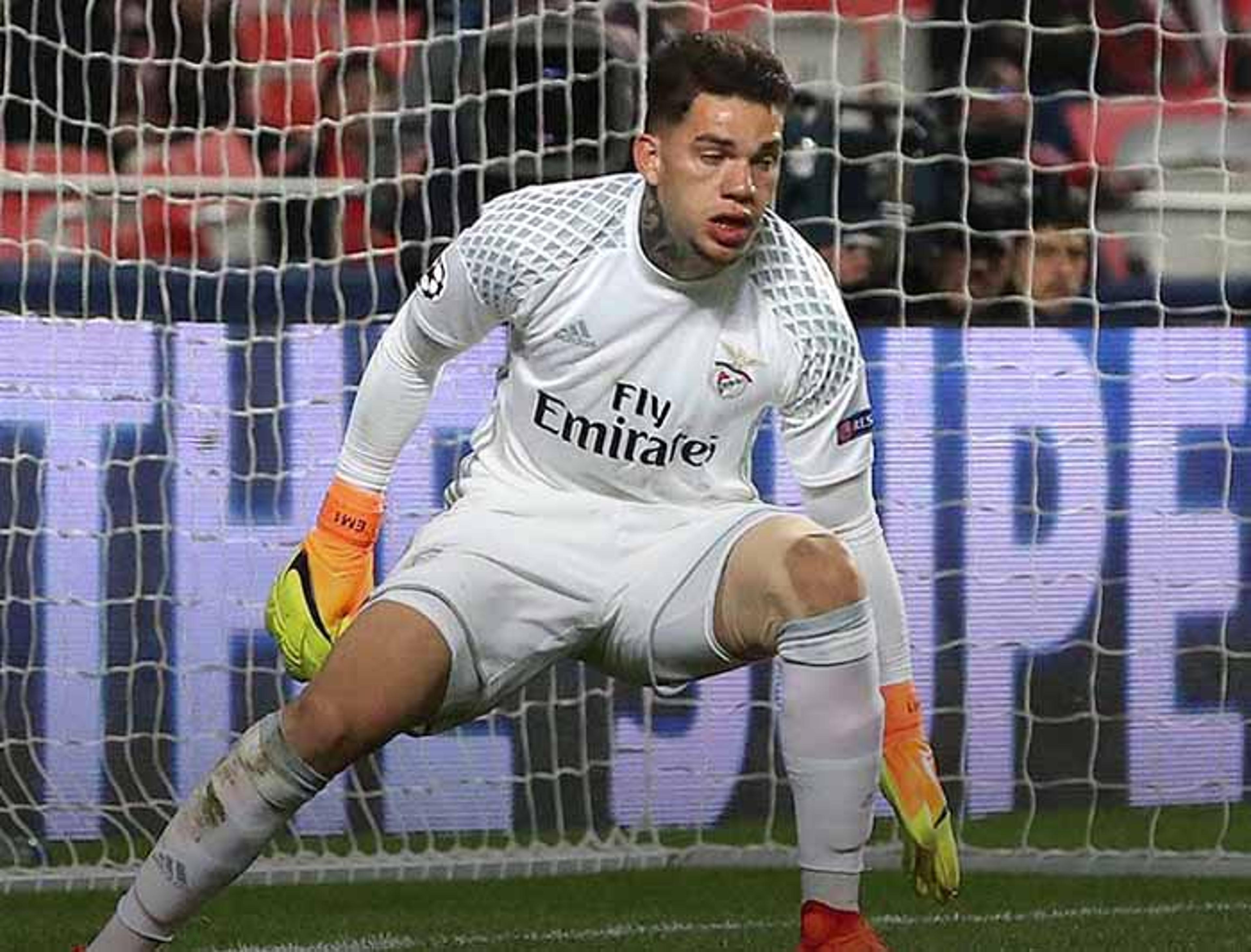 Guardiola procura Ederson para informar interesse do City