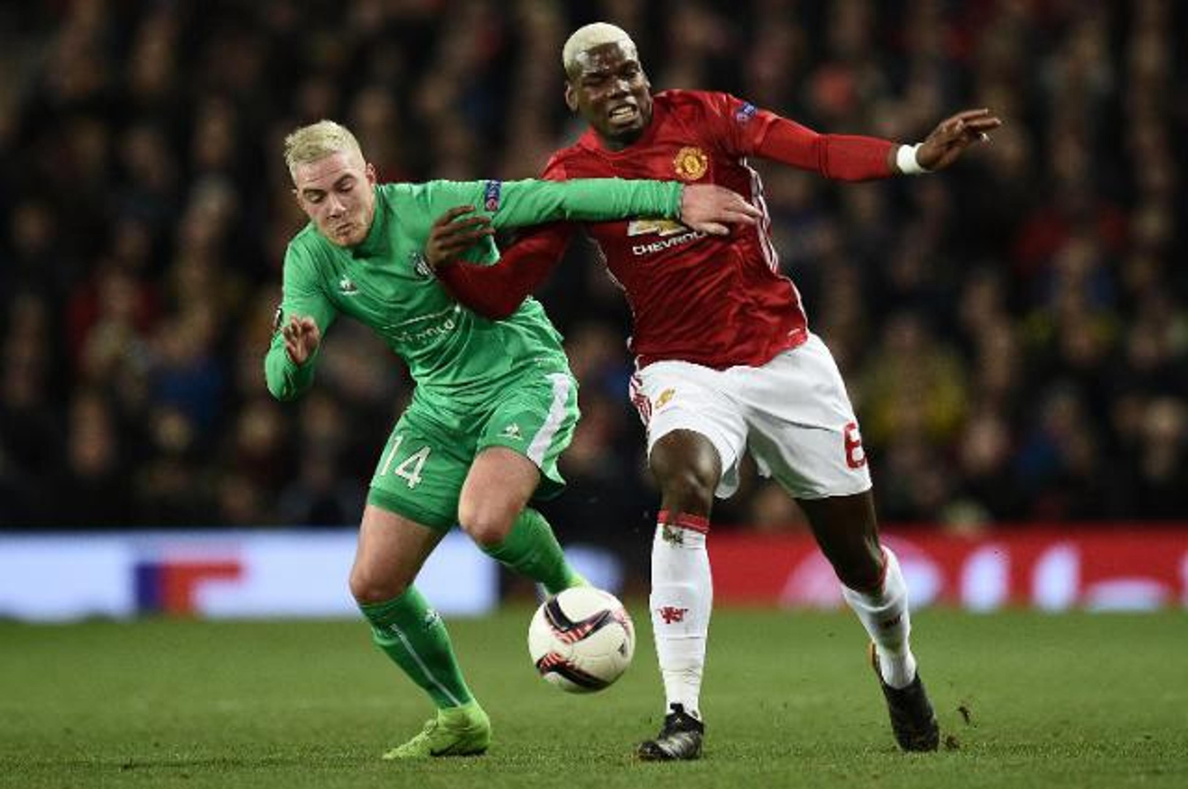 No duelo dos irmãos, Ibra faz três e United vence o Saint-Étienne; Dzeko faz hat-trick e Roma goleia Villarreal