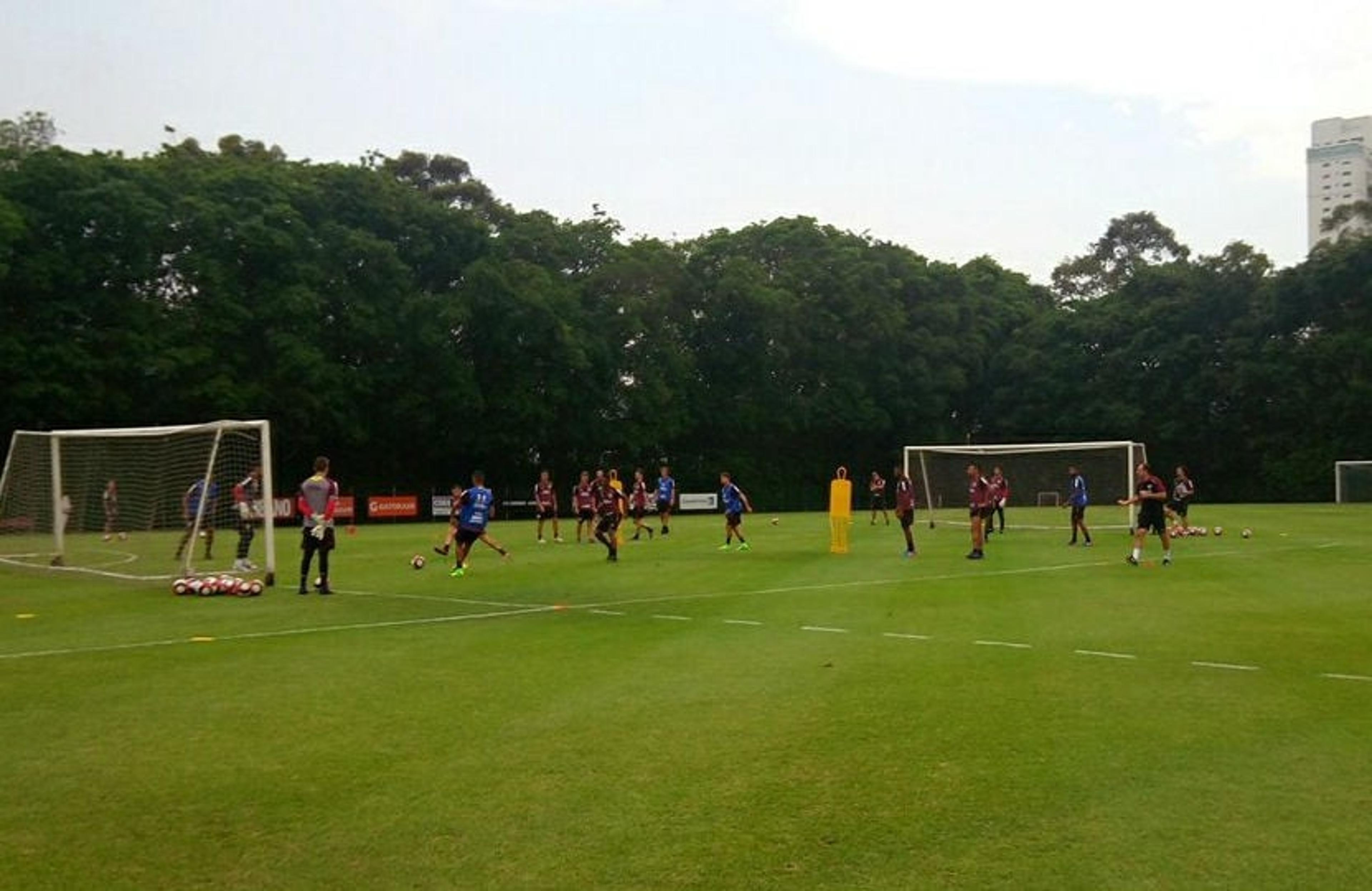 Treino do São Paulo tem passe de Jucilei, gols de Pratto e pressão