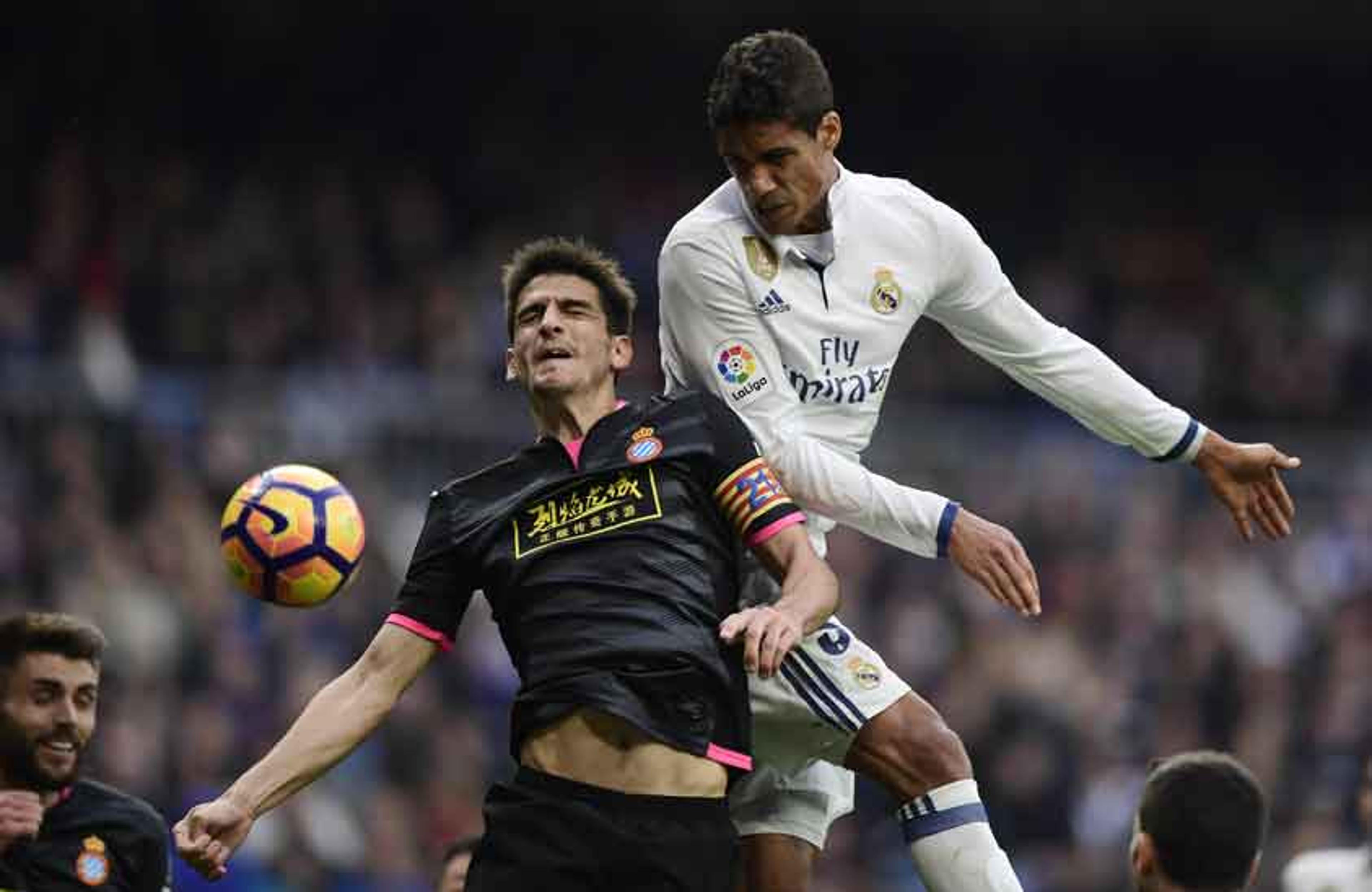 Lesão muscular tira Varane de ação por mais de um mês no Real Madrid