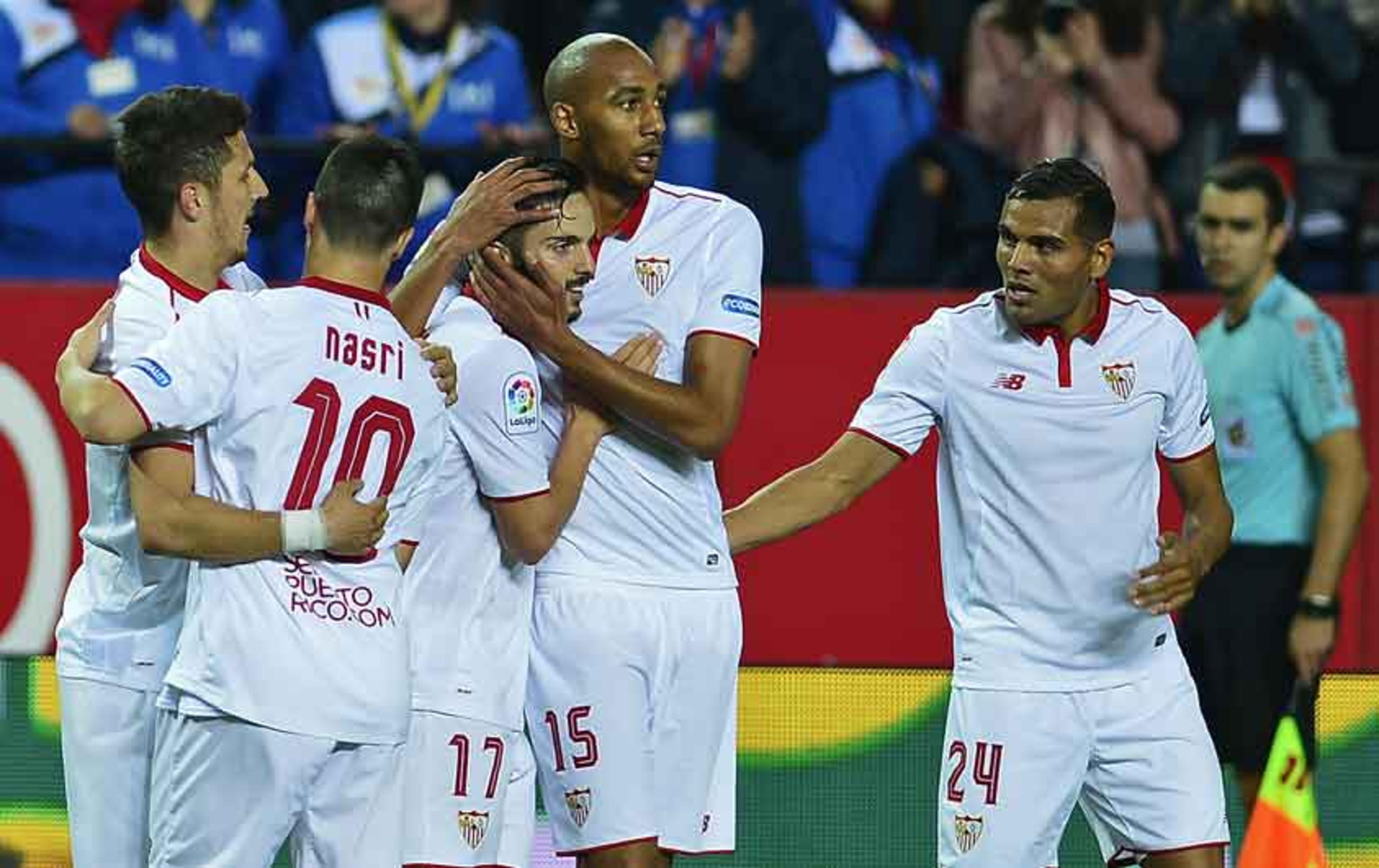 Sevilla faz o dever de casa, bate o Eibar e passa o Barça no Espanhol