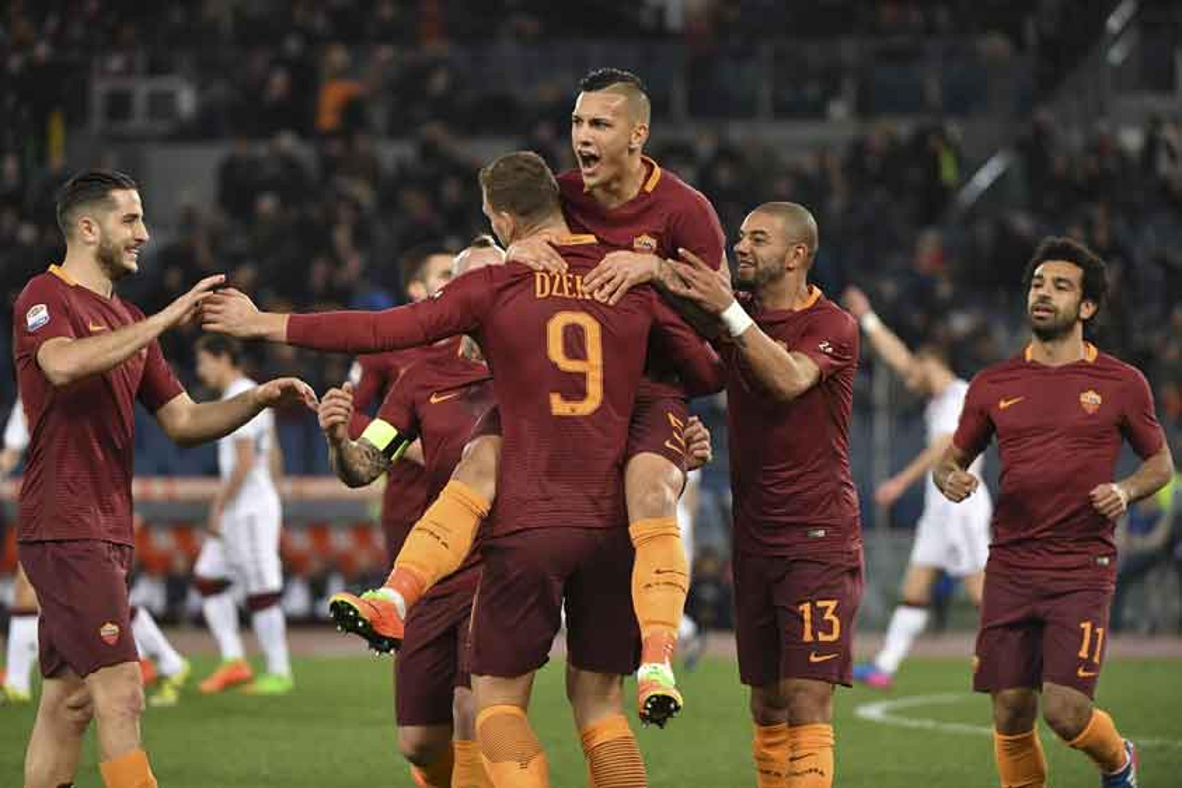 Dzeko marca, Roma goleia e segue na perseguição à líder Juventus