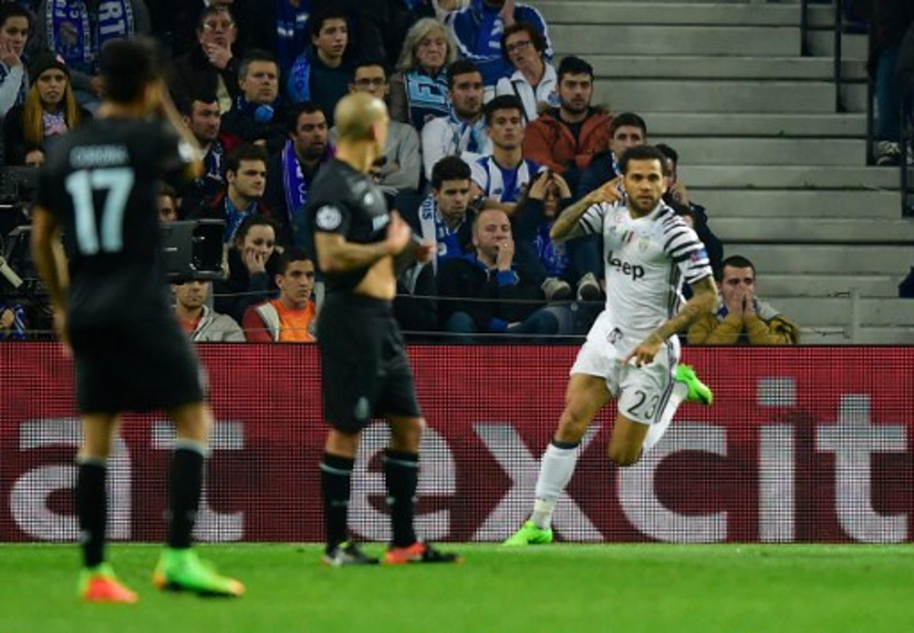 Lateral brasileiro é expulso, Juventus vence o Porto com gol de Daniel Alves