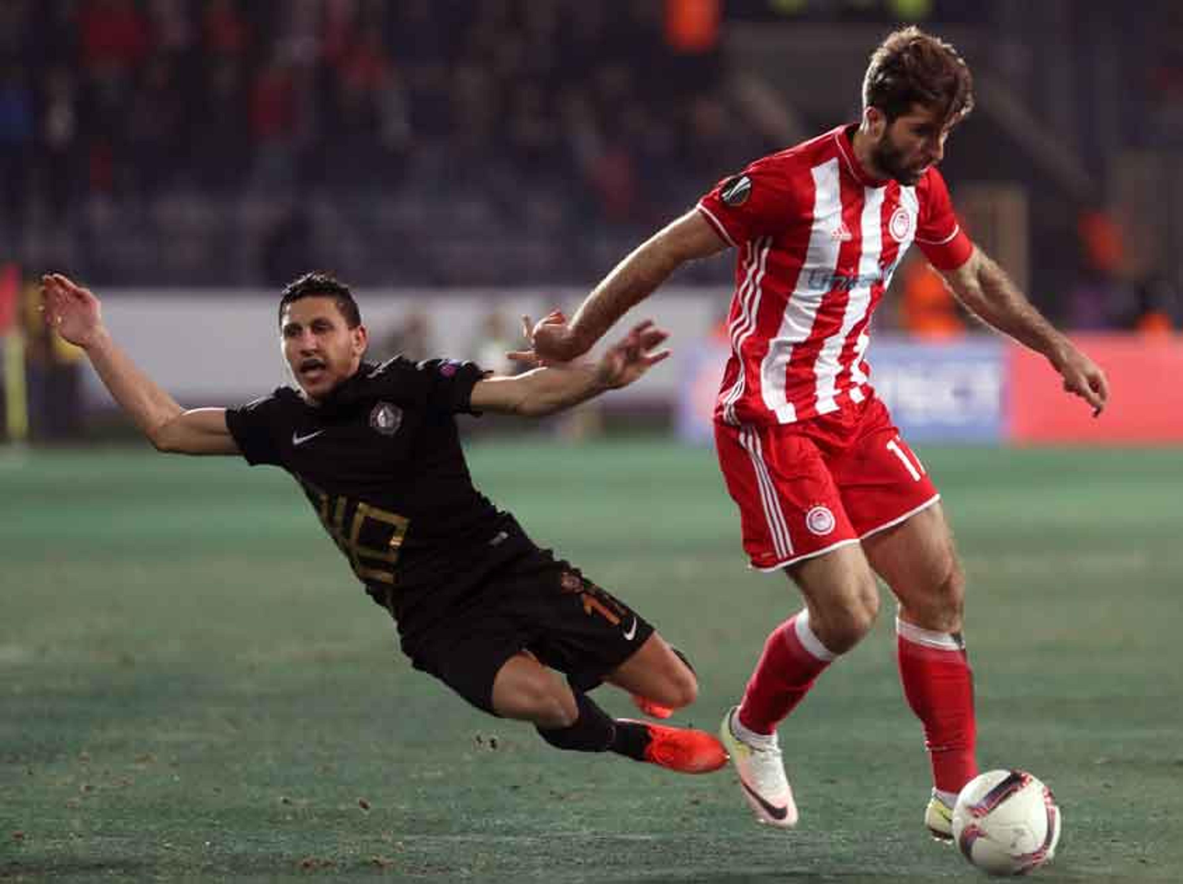 Olympiacos vence bem fora de casa e avança às oitavas na Liga Europa