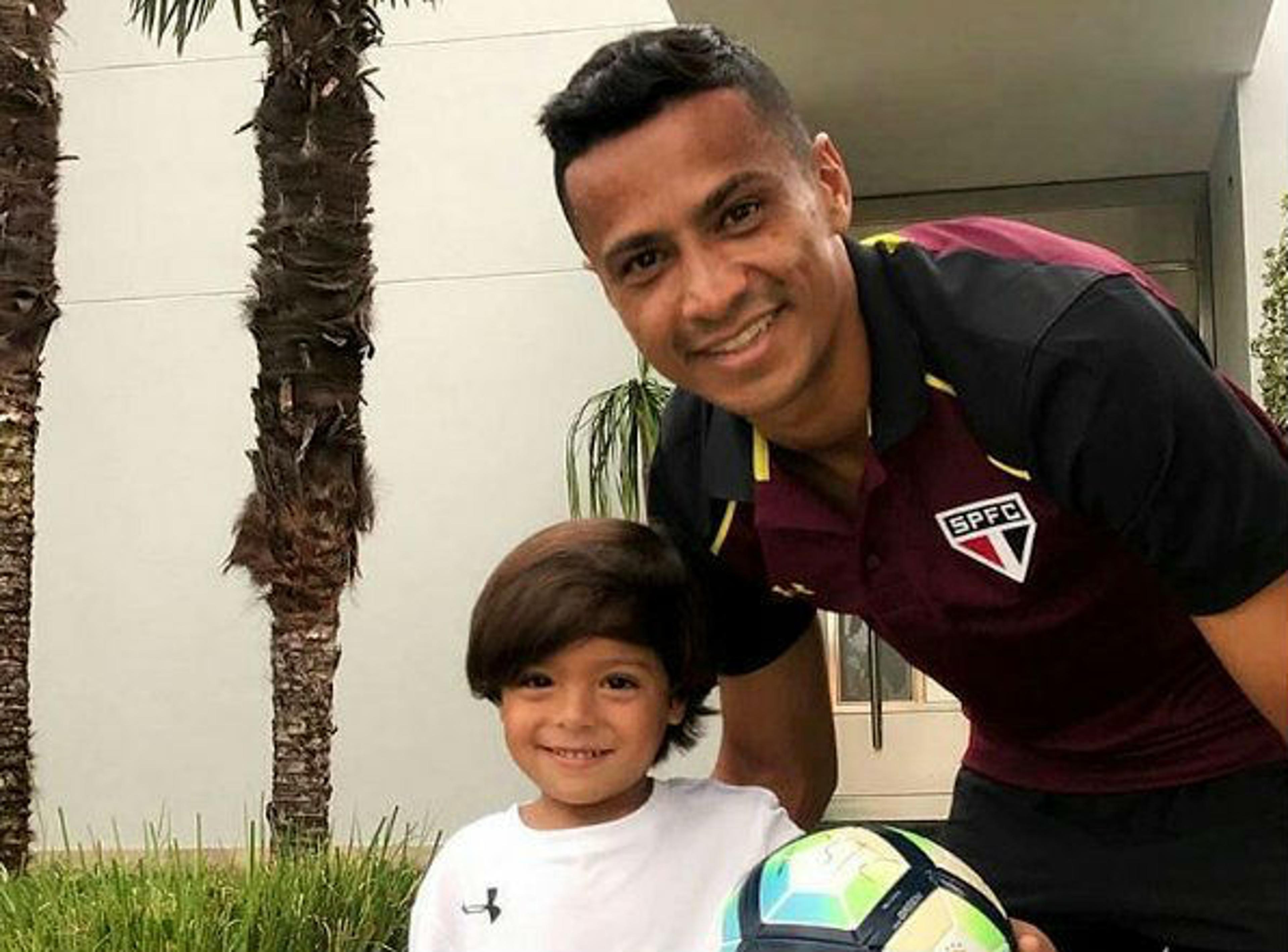 Cícero cumpre promessa e leva bola de noite perfeita para o filho Enzo