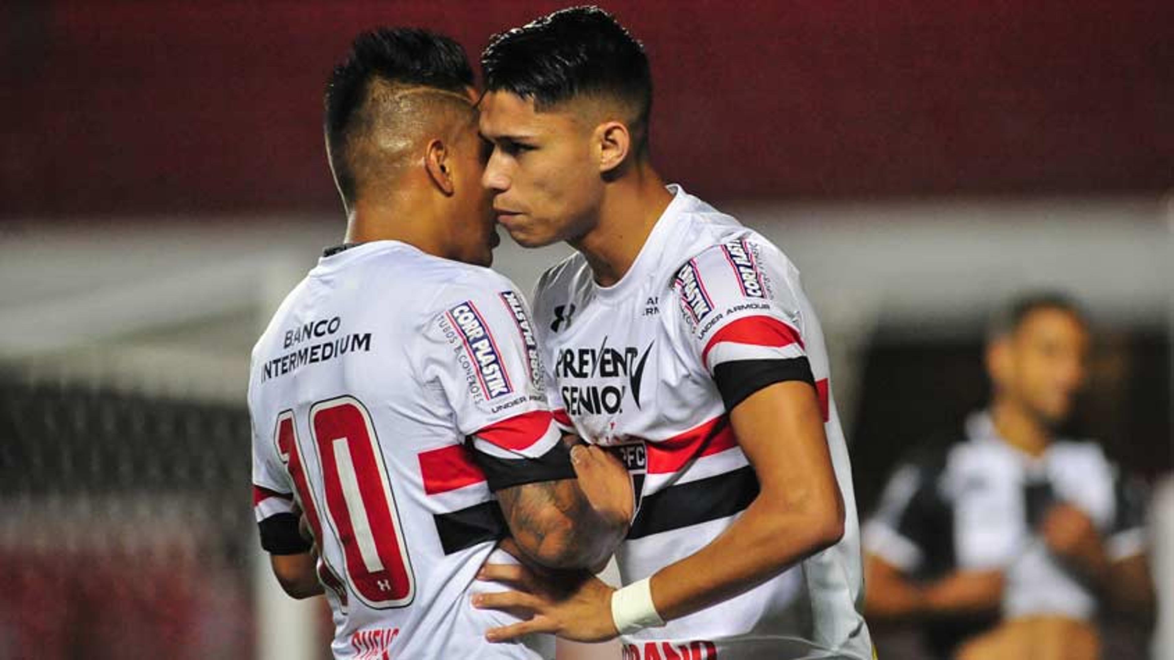 Cueva e Araújo criam, desarmam e buscam gol em último rival tricolor