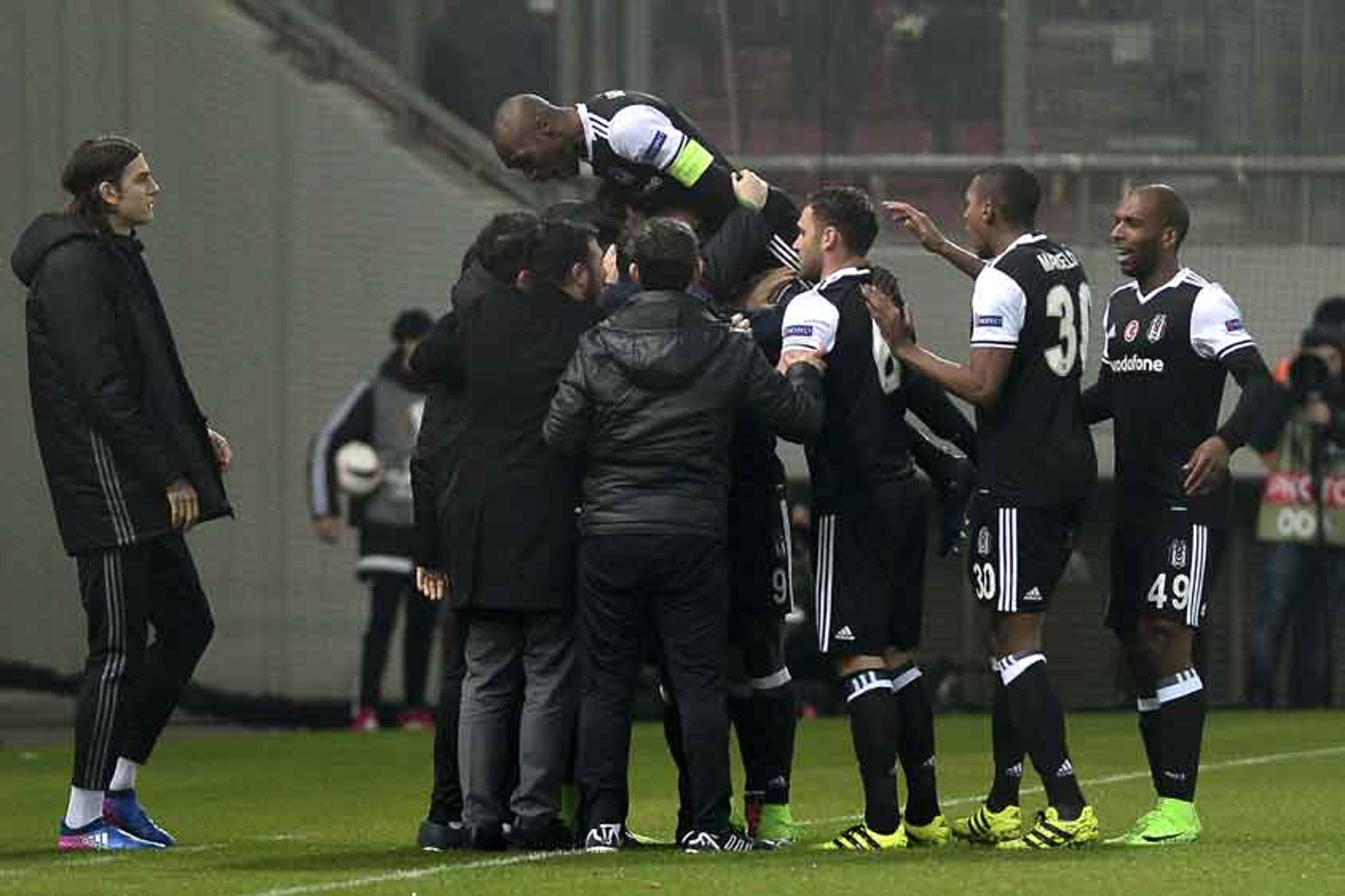 Zagueiro brasileiro comemora empate do Besiktas na Liga Europa