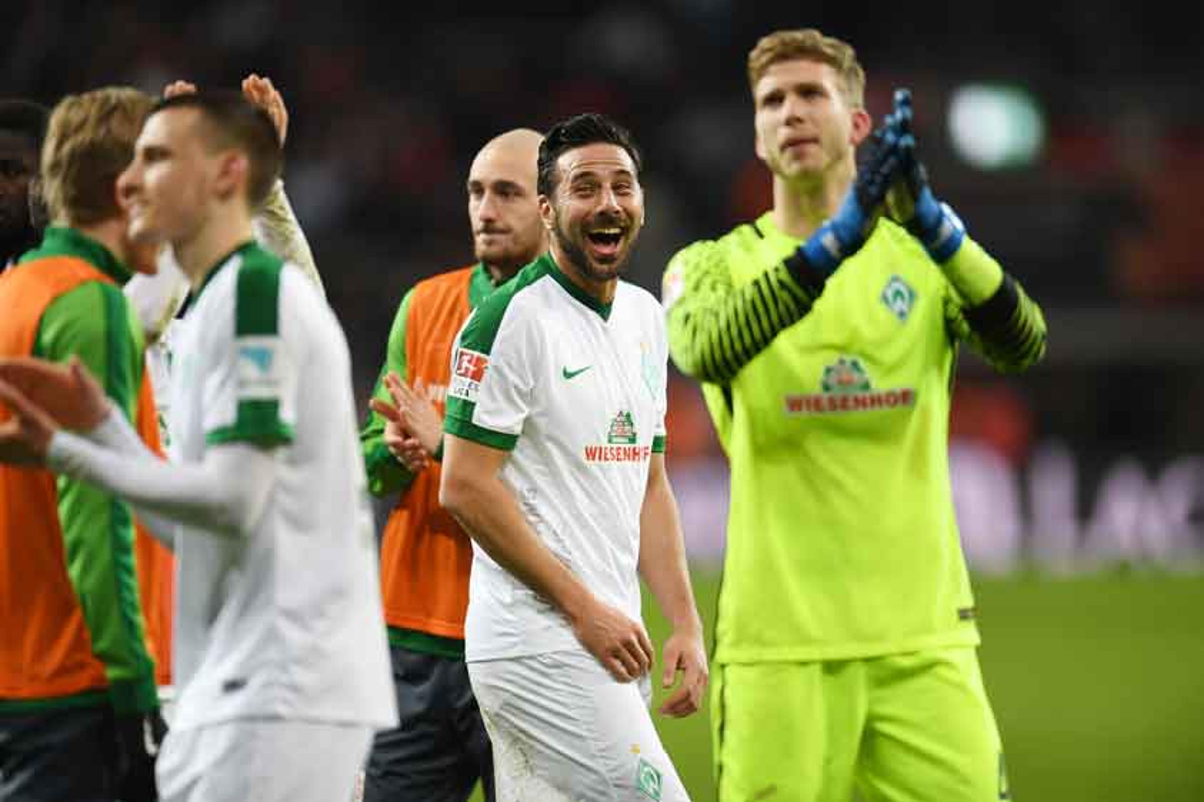 Goleiro pega pênalti no final e estraga estreia do técnico do Bayer