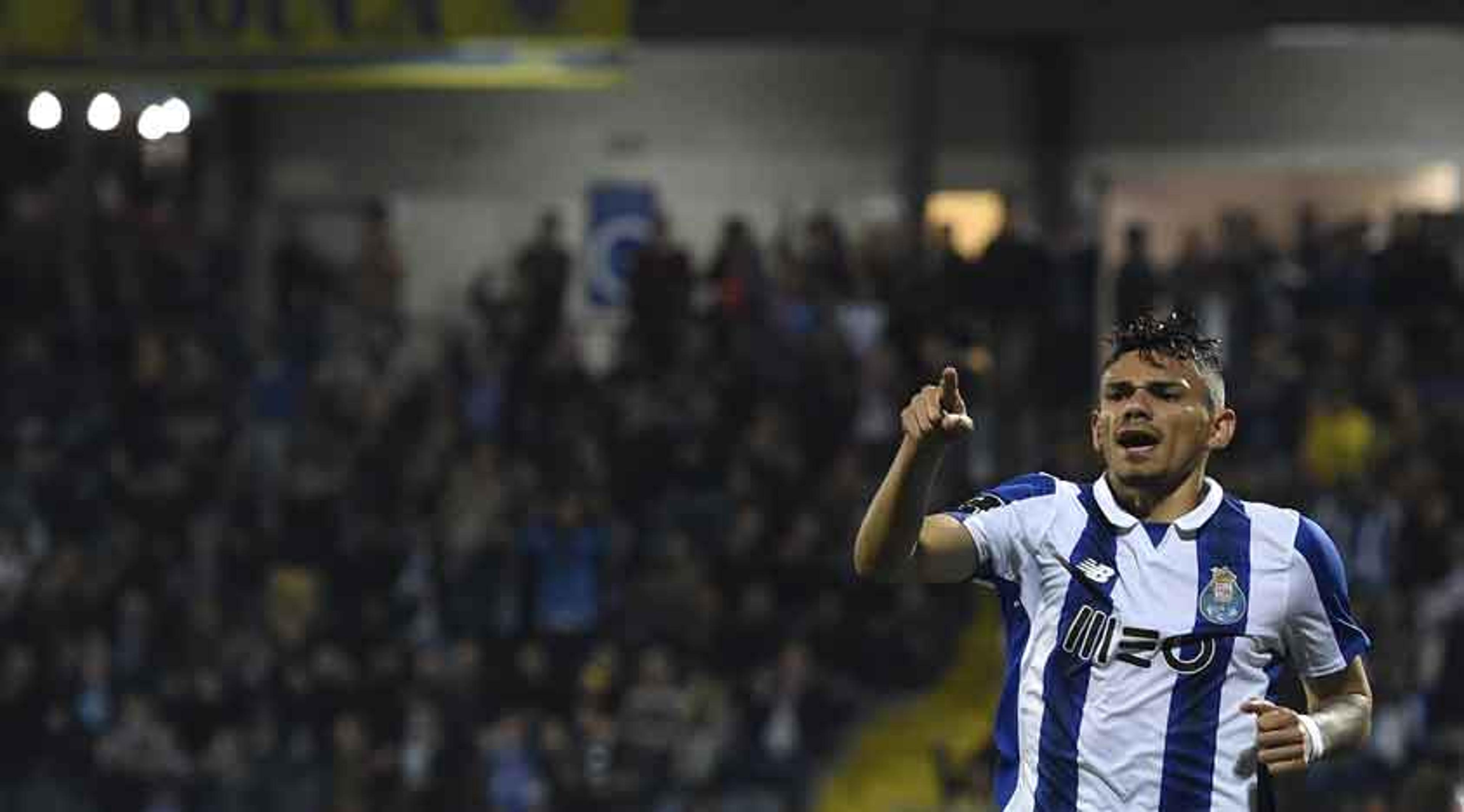 Tiquinho Soares brilha mais uma vez, e Porto goleia o Arouca fora de casa