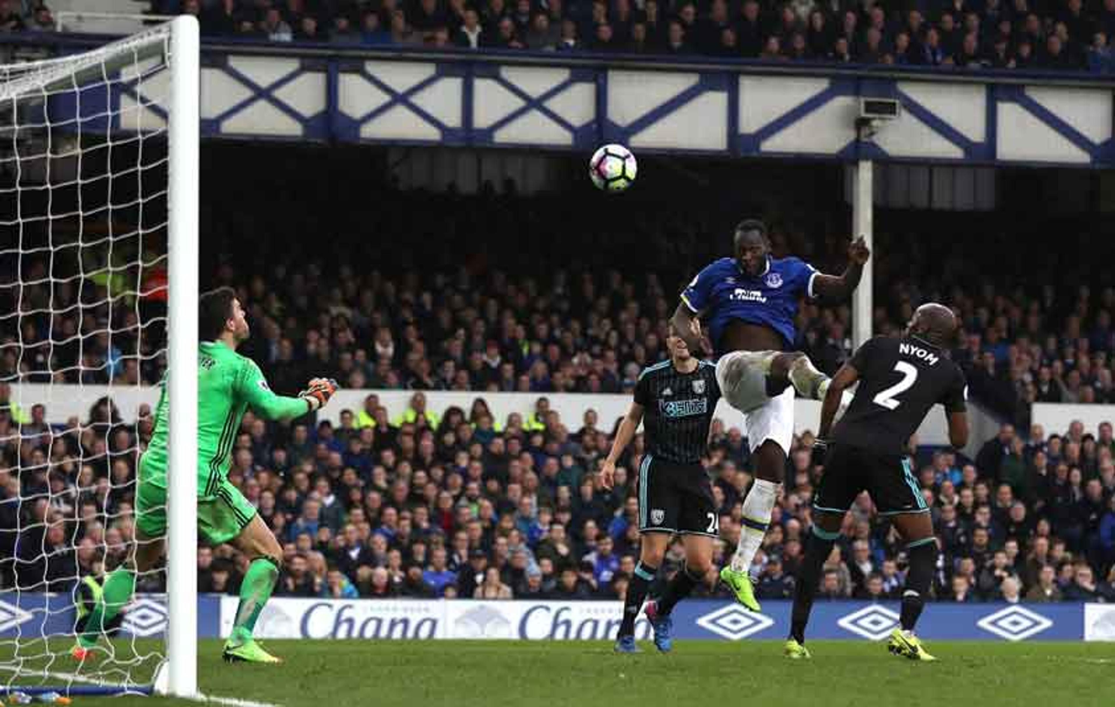 Lukaku brilha, vira artilheiro, e Everton vence na Premier League