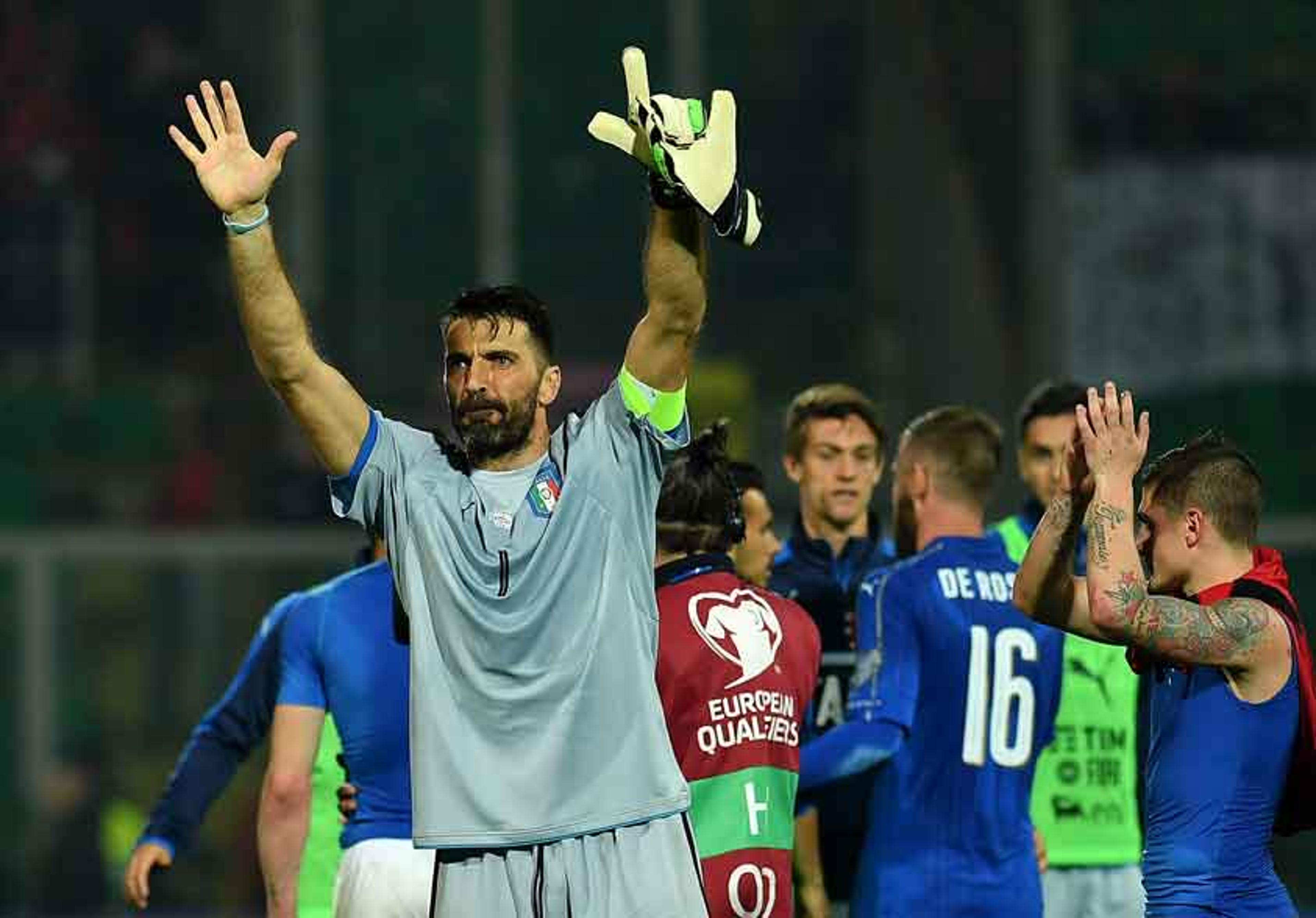 Itália bate a Albânia em milésimo jogo da carreira do goleiro Buffon