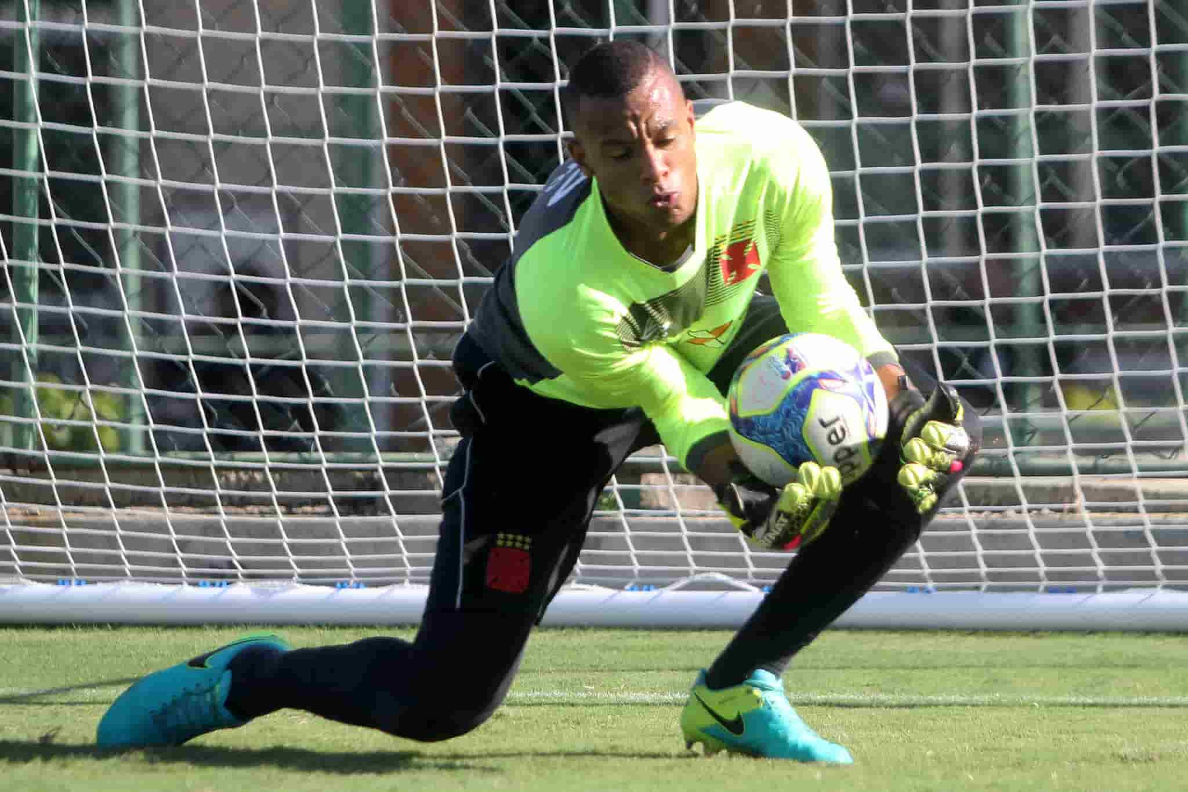 Vasco encaminha empréstimo de goleiro Jordi ao CSA