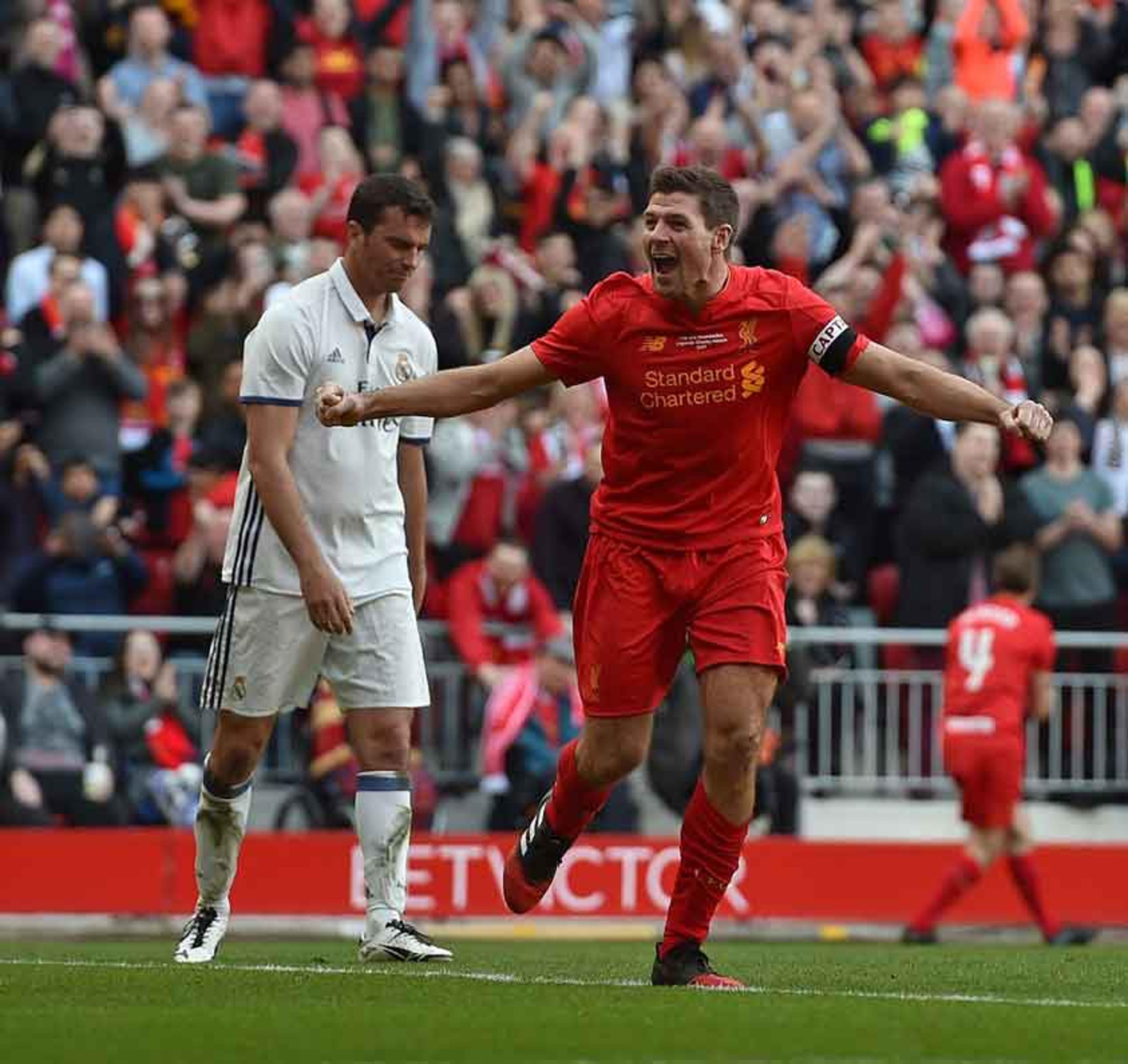 Em jogo de lendas, Liverpool bate o Real Madrid com golaço de Gerrard