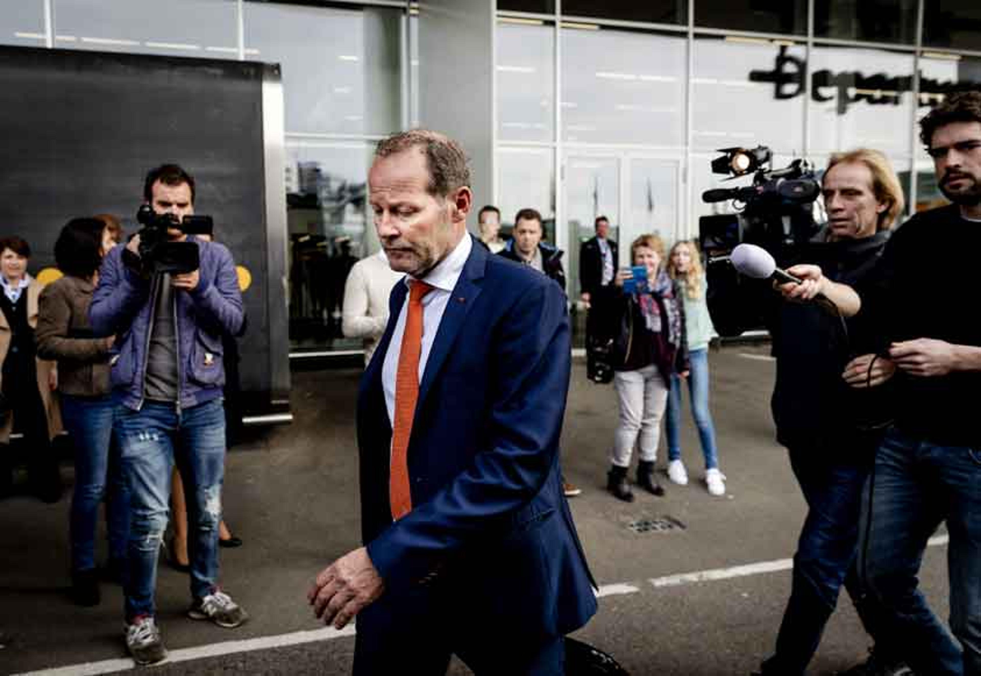 Danny Blind não resiste a mais uma derrota e é demitido na Holanda