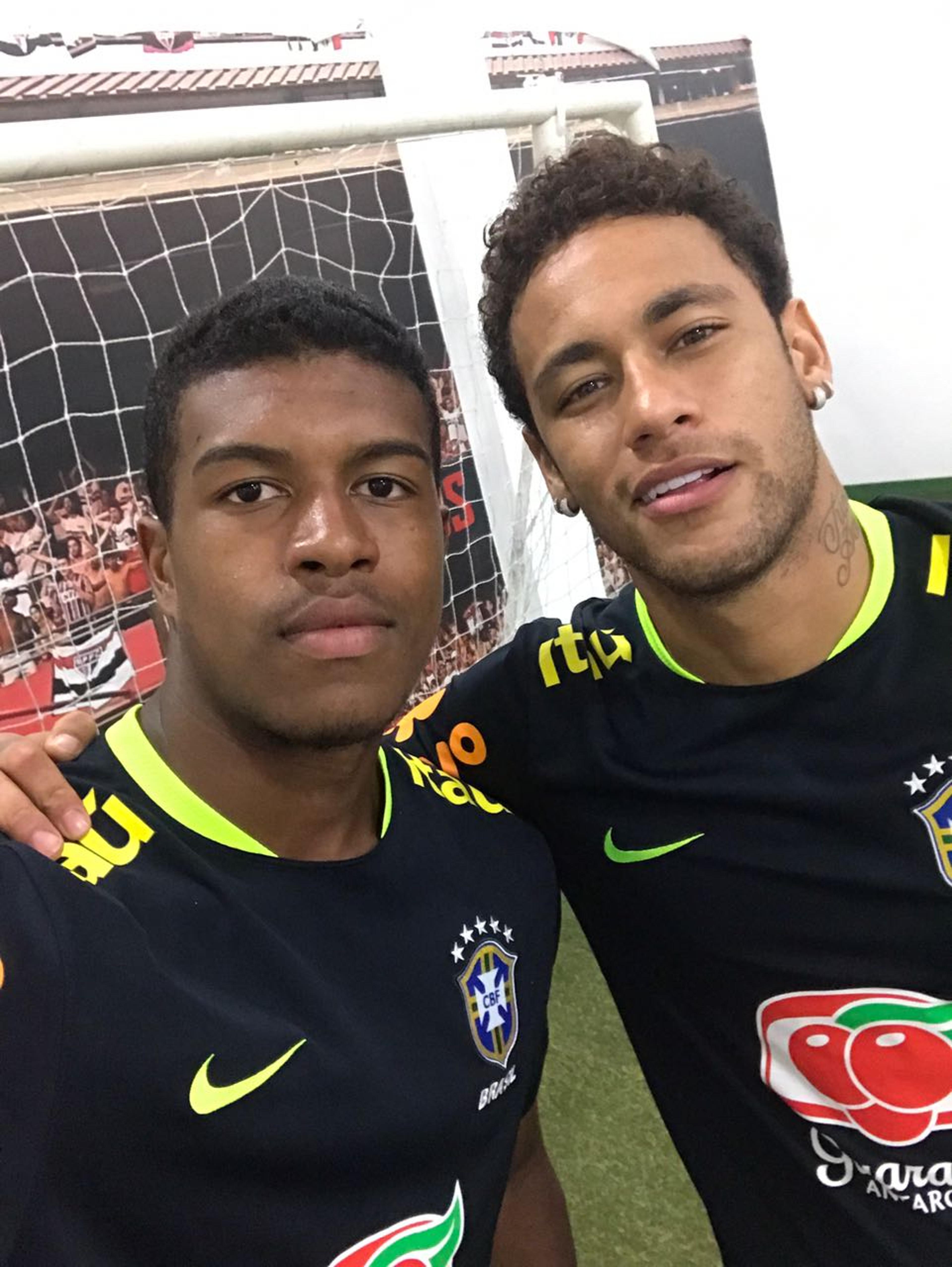 Após treino com Seleção, joia do São Paulo ouve conselhos e ‘tieta’ Neymar