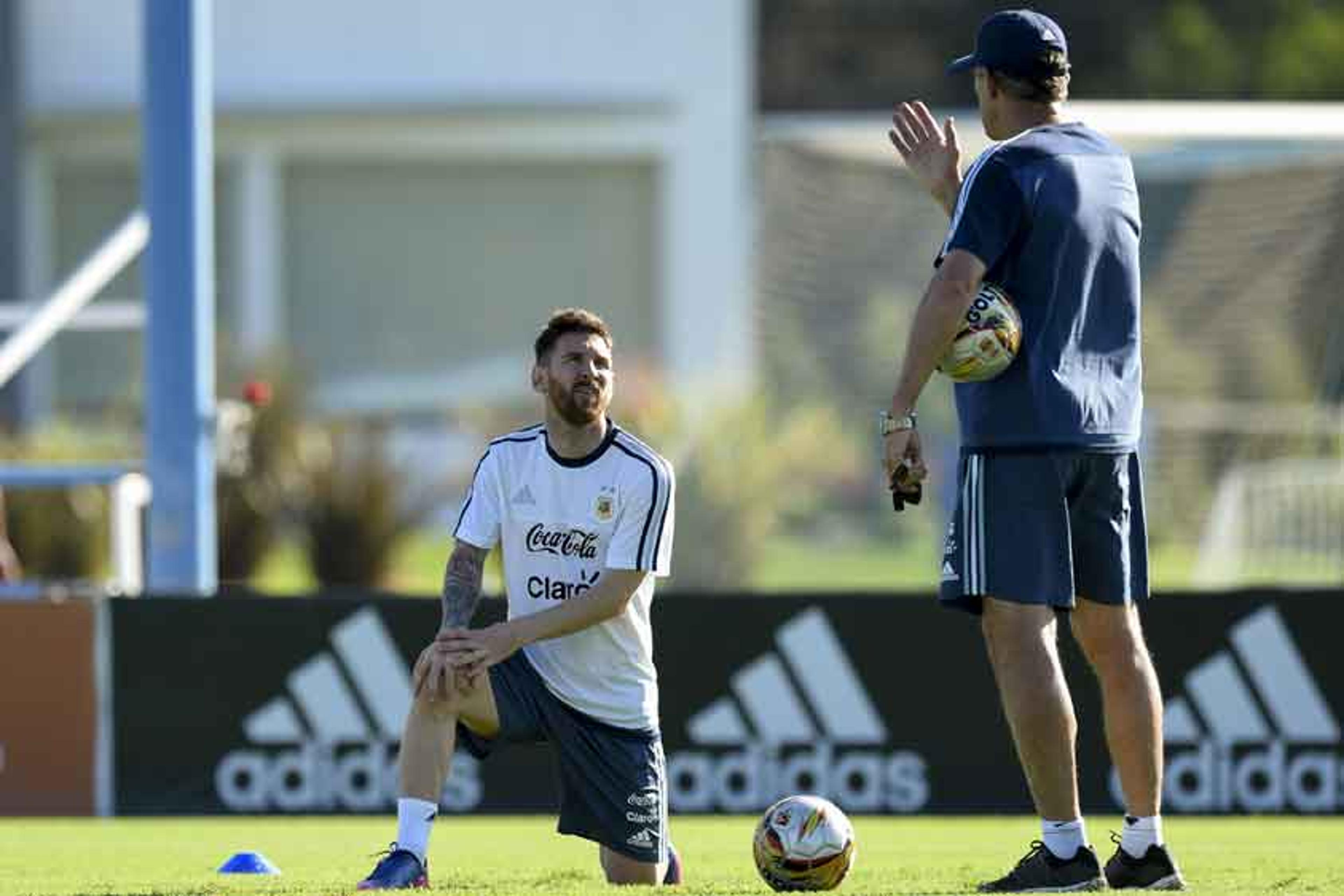 Com Alzheimer, ex-treinador da Argentina aparece na torcida pela seleção e comove as redes sociais