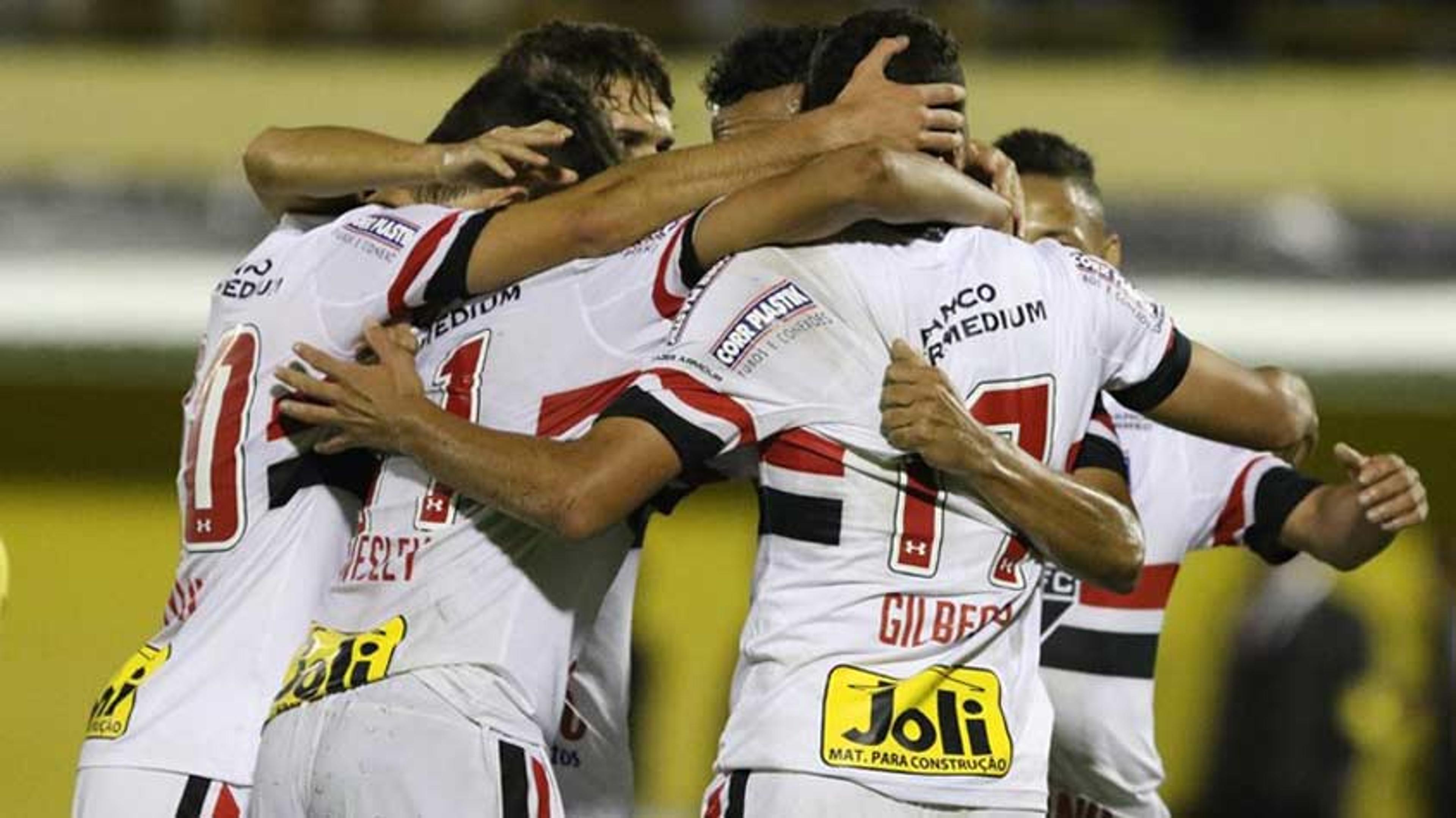 São Paulo busca 1º lugar, rebaixa Bernô, não leva gol e quebra jejum