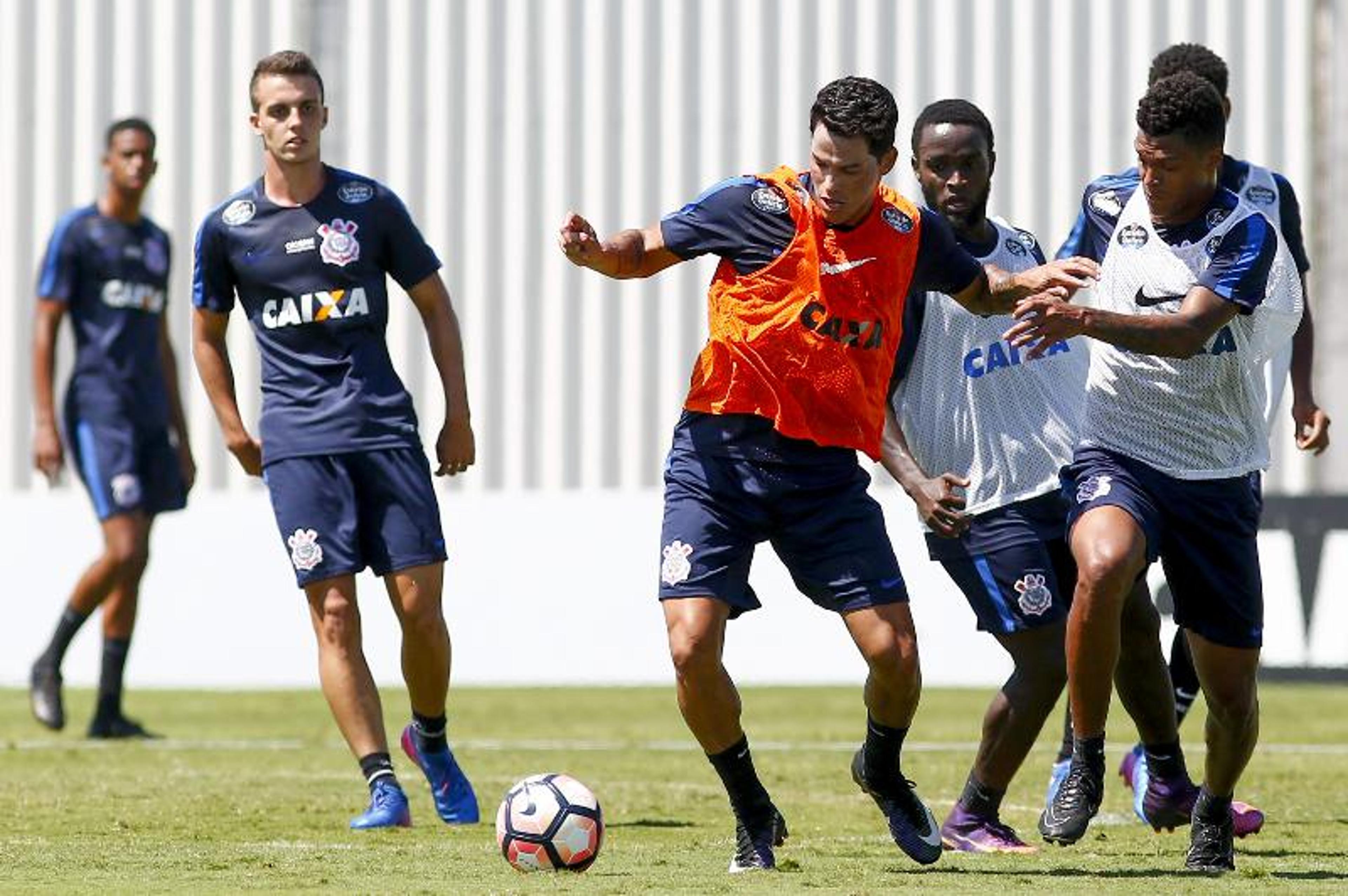 Em negociação para deixar o Timão, Giovanni Augusto treina e é elogiado