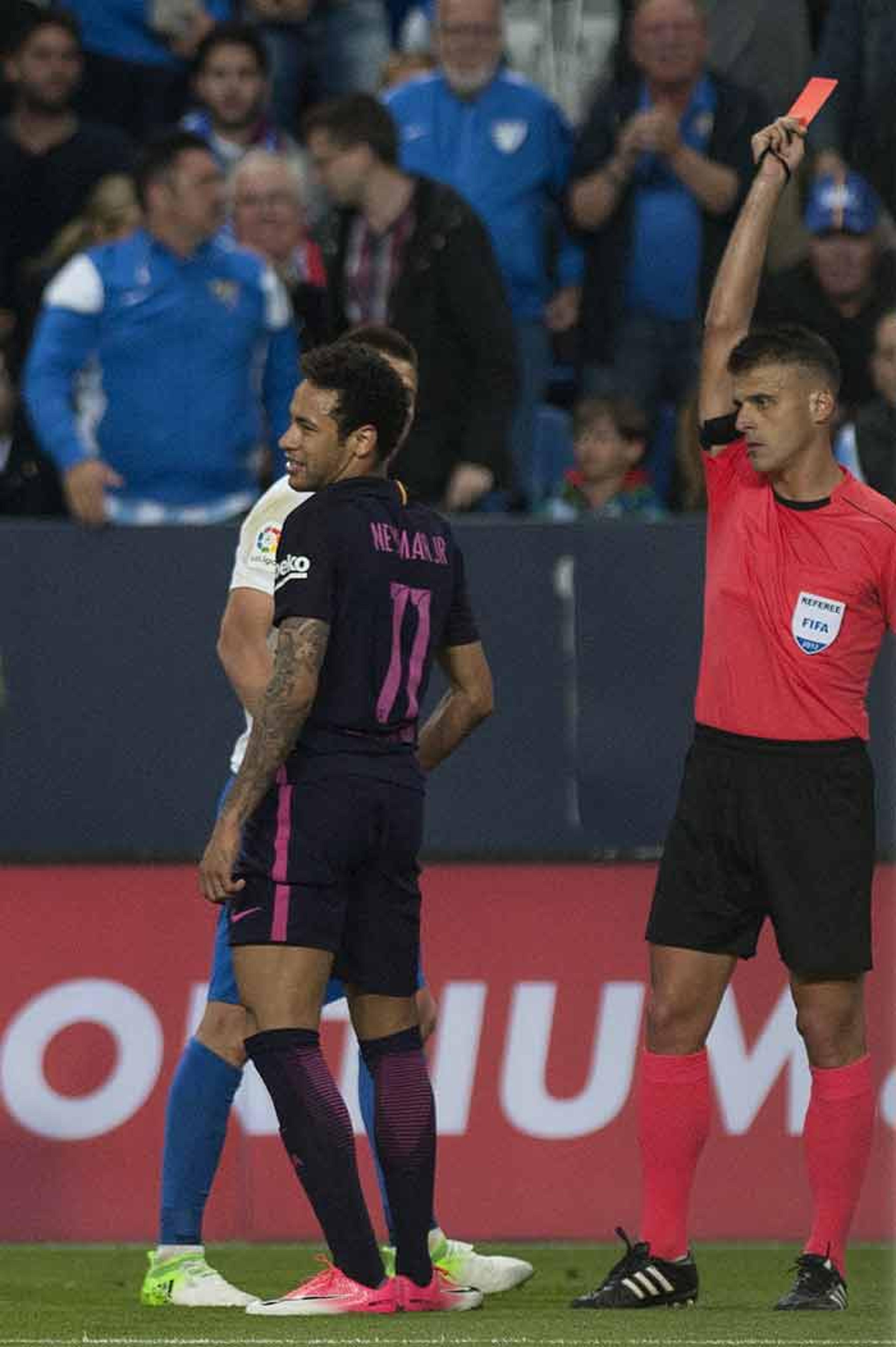 Neymar é expulso, lei do ex entra em ação, e Barcelona cai para o Málaga