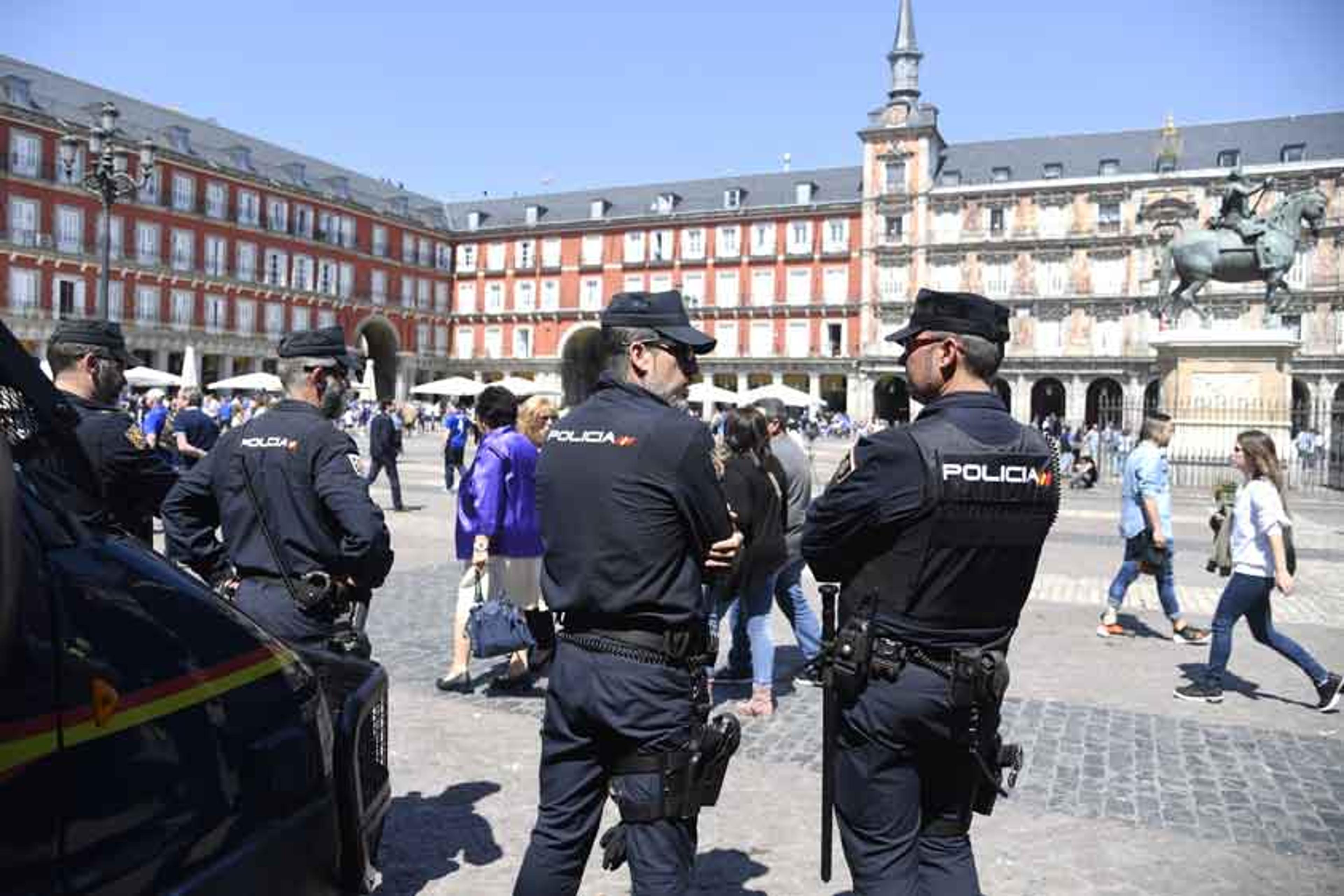 Torcedores do Leicester brigam e provocam espanhóis antes de duelo