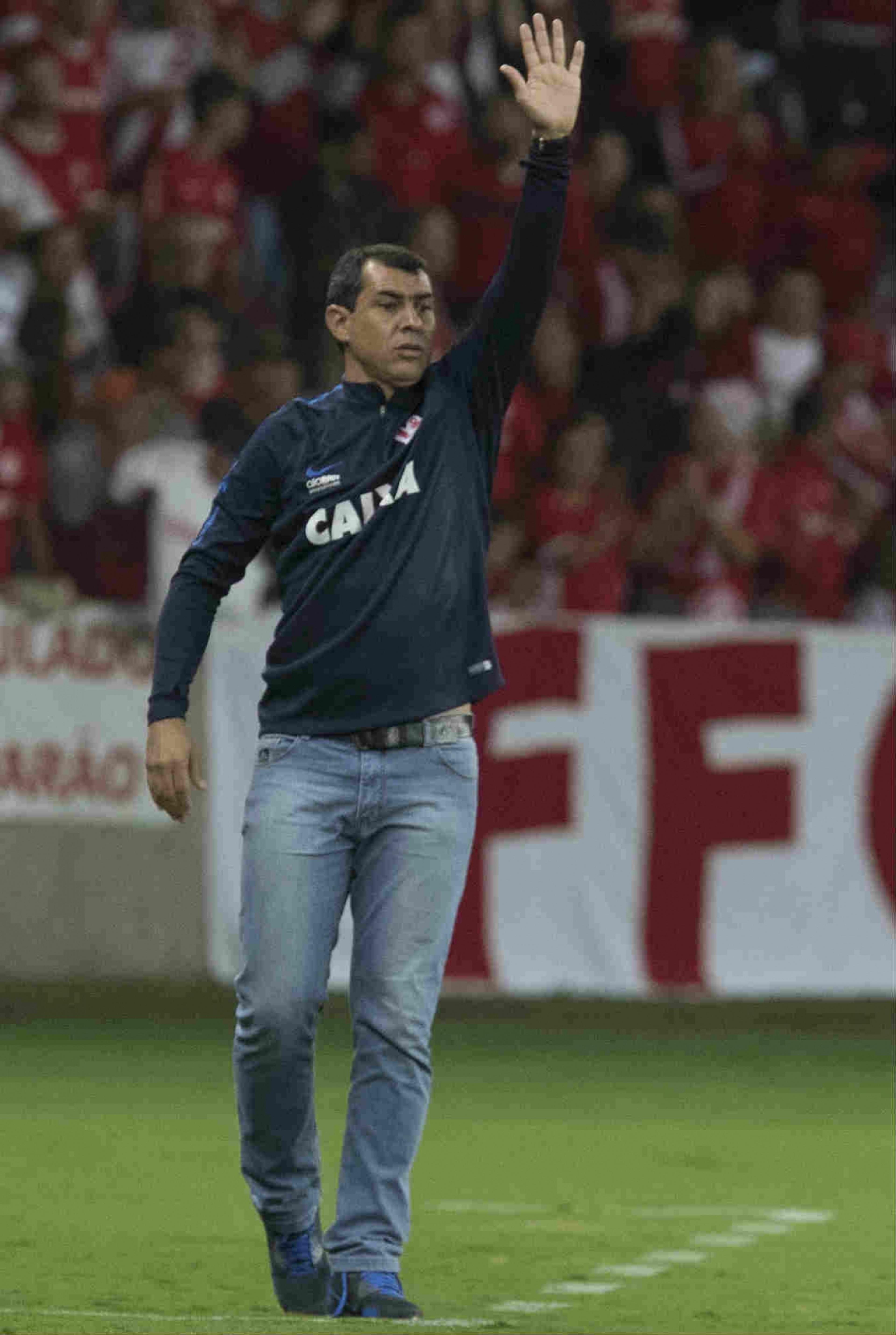 Carille admite erros e cobra atenção, mas aprova ‘melhor jogo fora de casa’