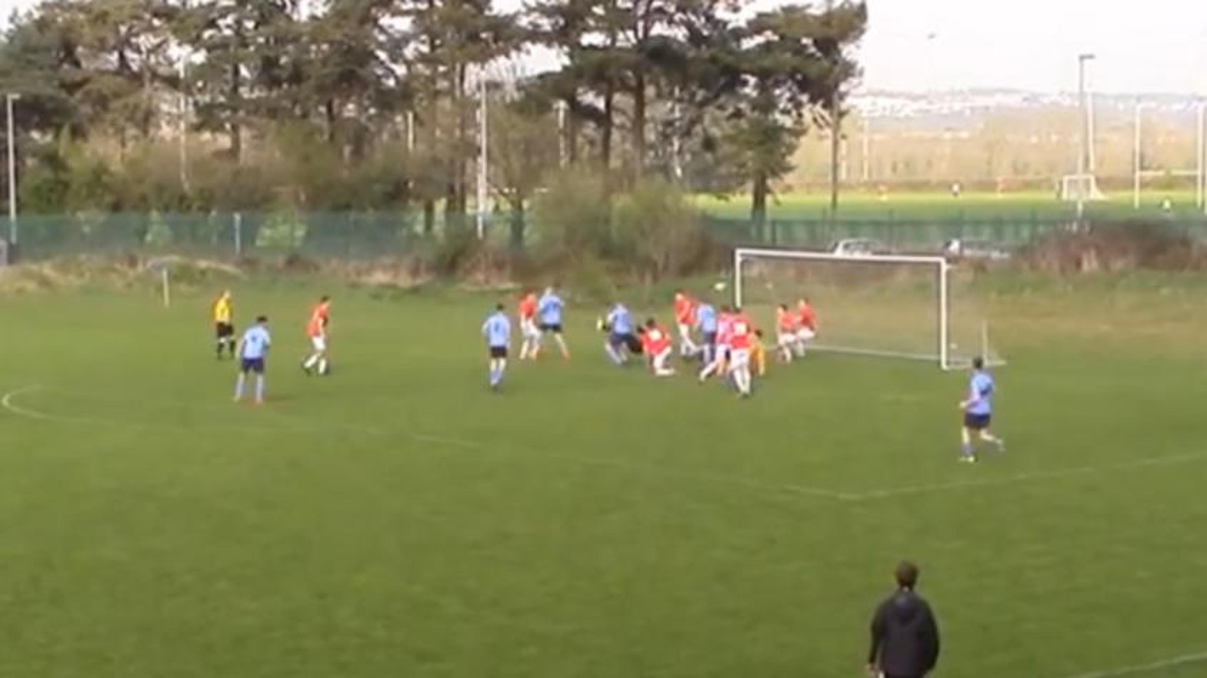 Goleiro faz gol de bicicleta no último minuto e evita derrota de time irlandês. Veja!