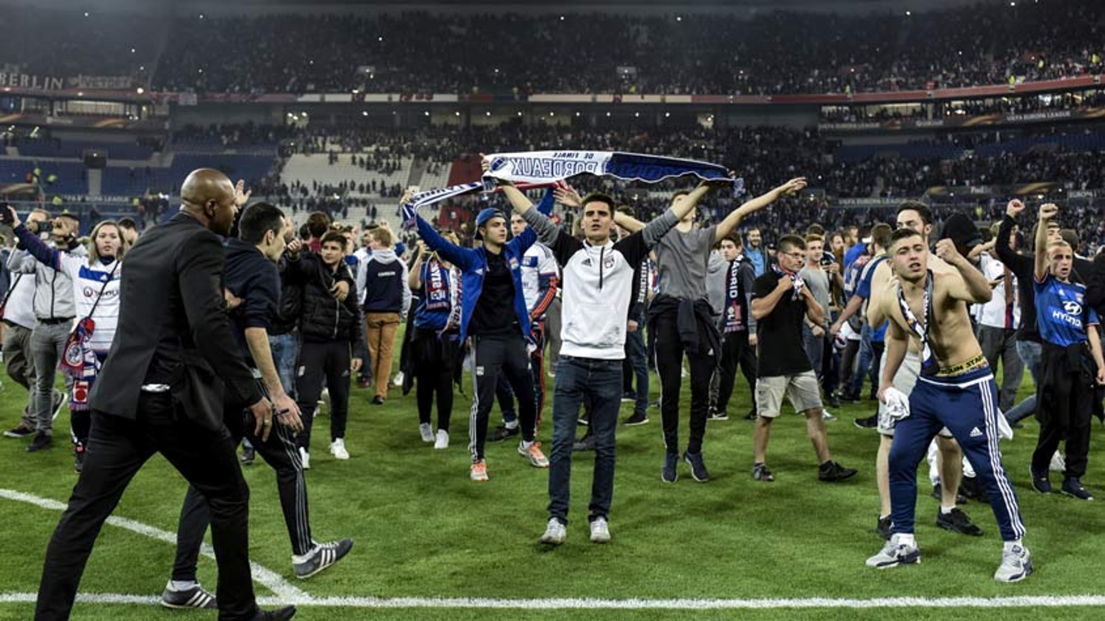 Briga nas arquibancadas atrasa começo de Lyon x Besiktas