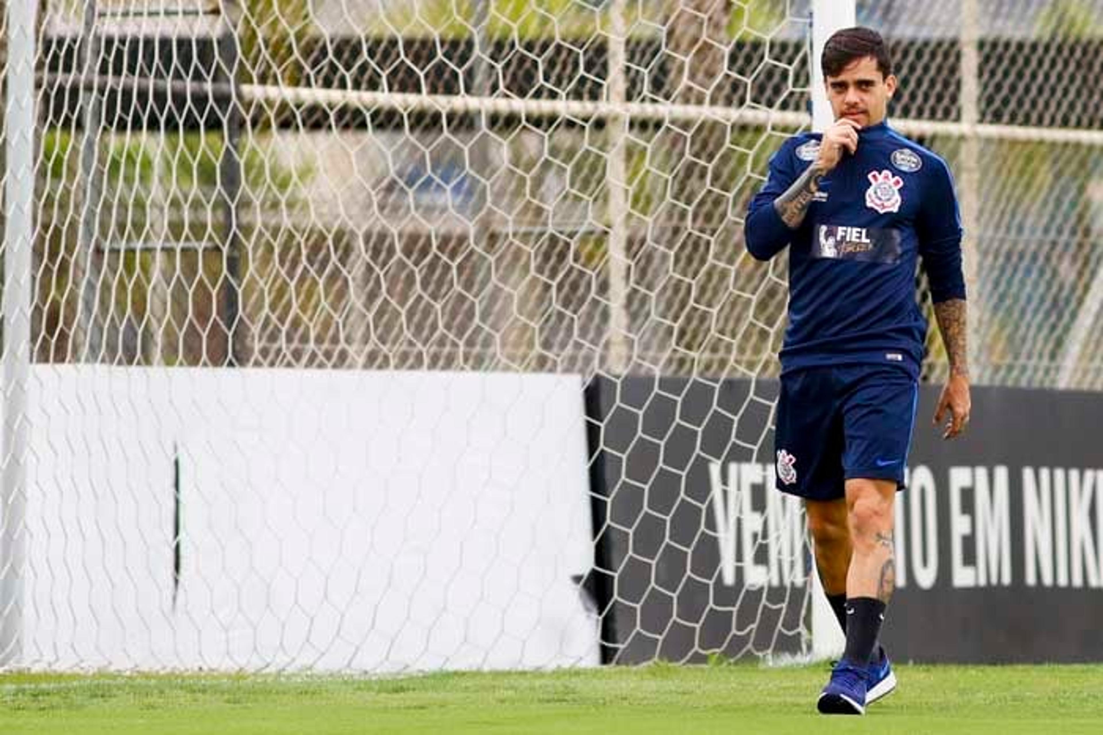 Sem patrocinador, Corinthians muda de roupa, cobre placas e faz anúncio