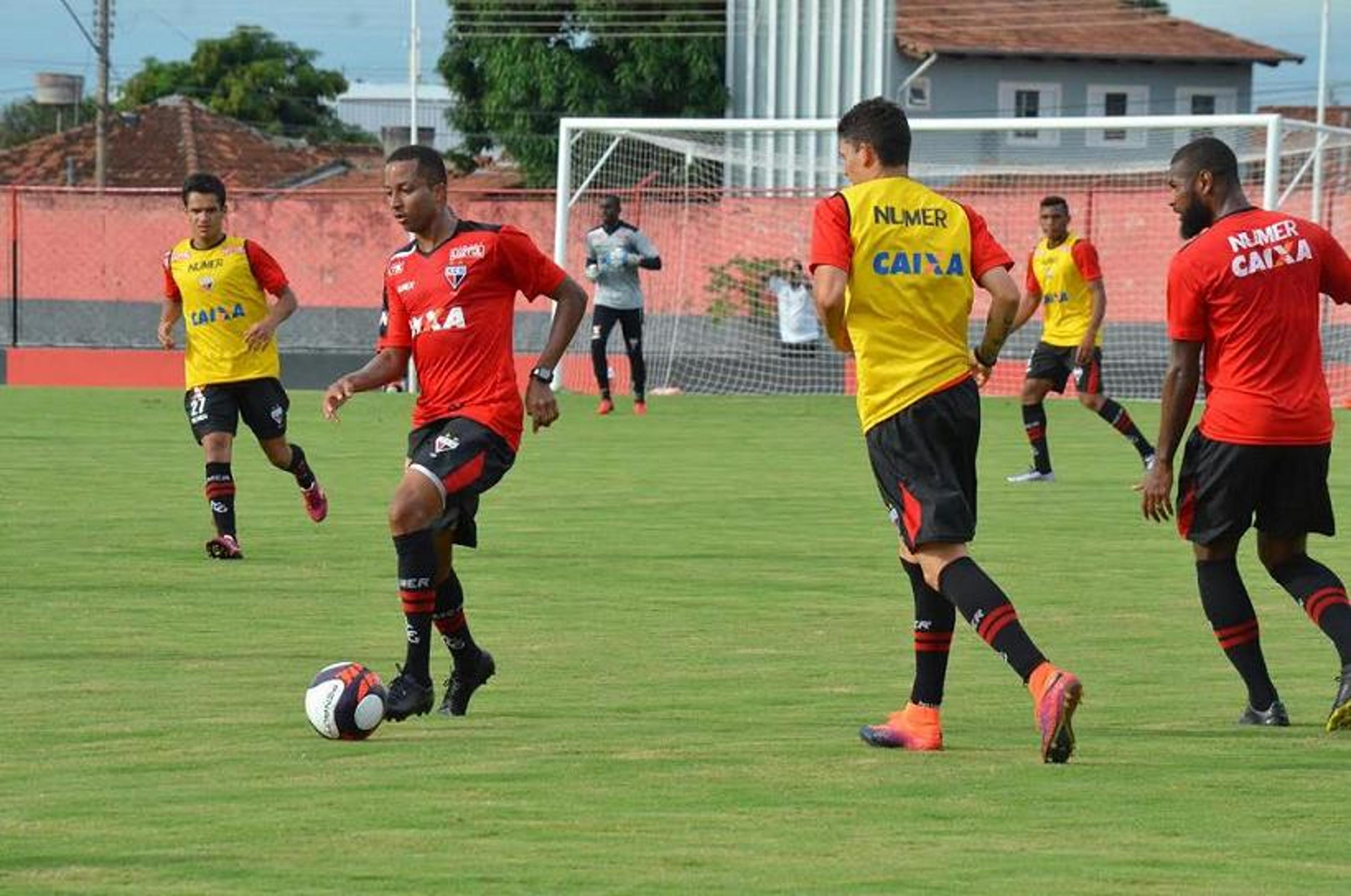 Willians pede Atlético-GO concentrado para clássico diante do Goiás