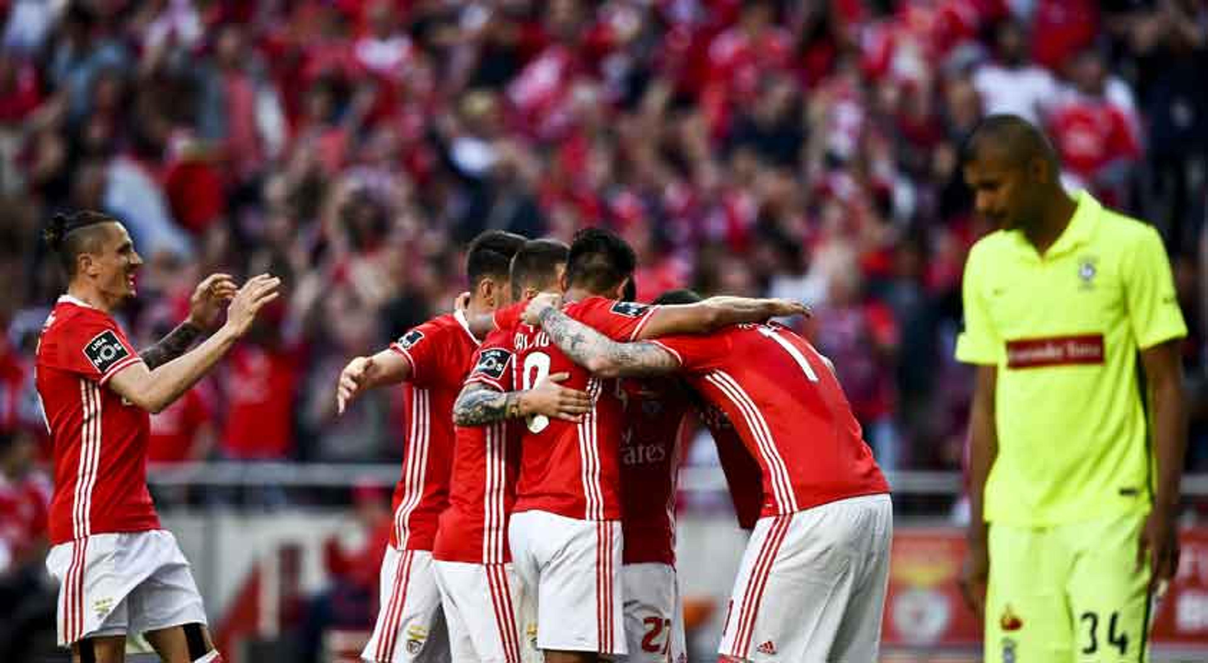 Jonas faz golaço, Benfica goleia e conquista o tetra português