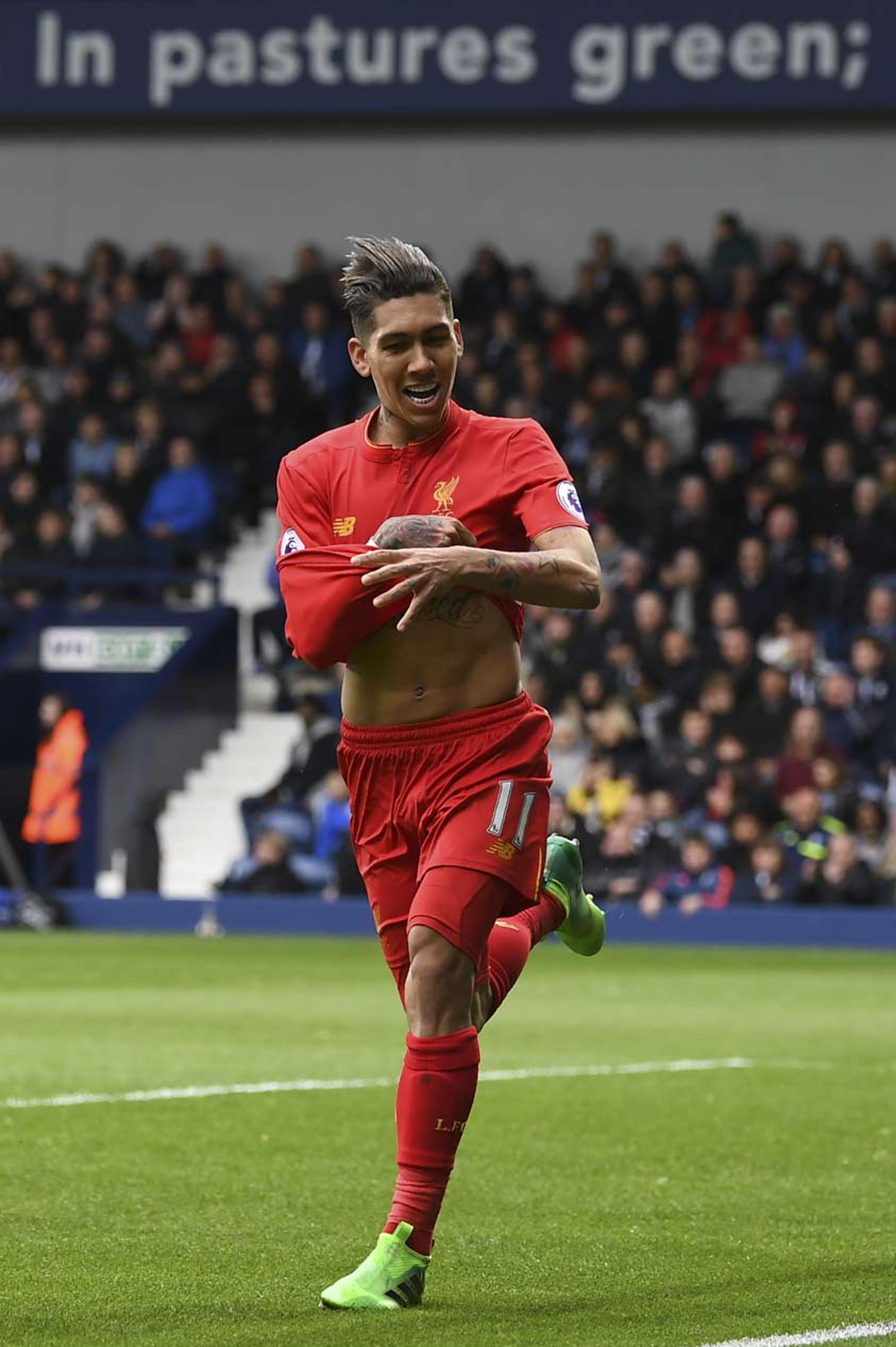 Decisivo, Firmino comemora mais um gol com a camisa do Liverpool