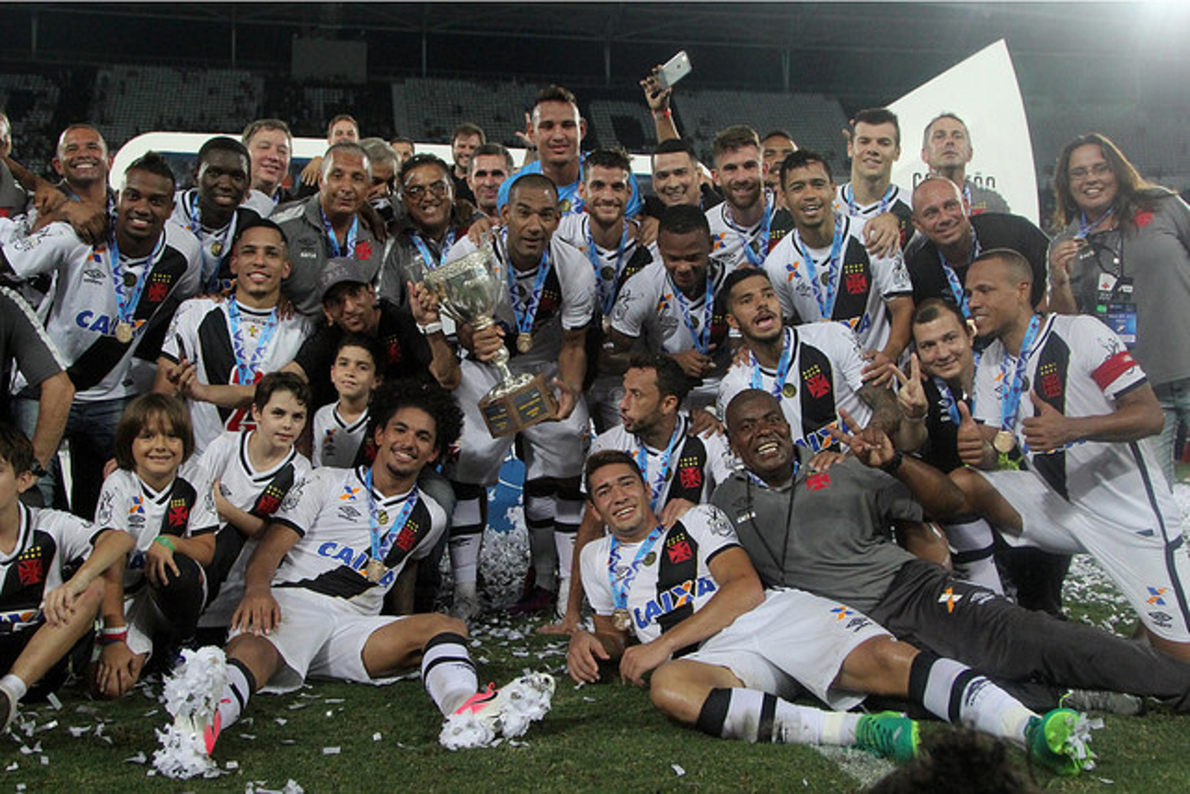 ‘La Décima’! Jogadores comemoram a conquista da Taça Rio no Niltão. Assista!