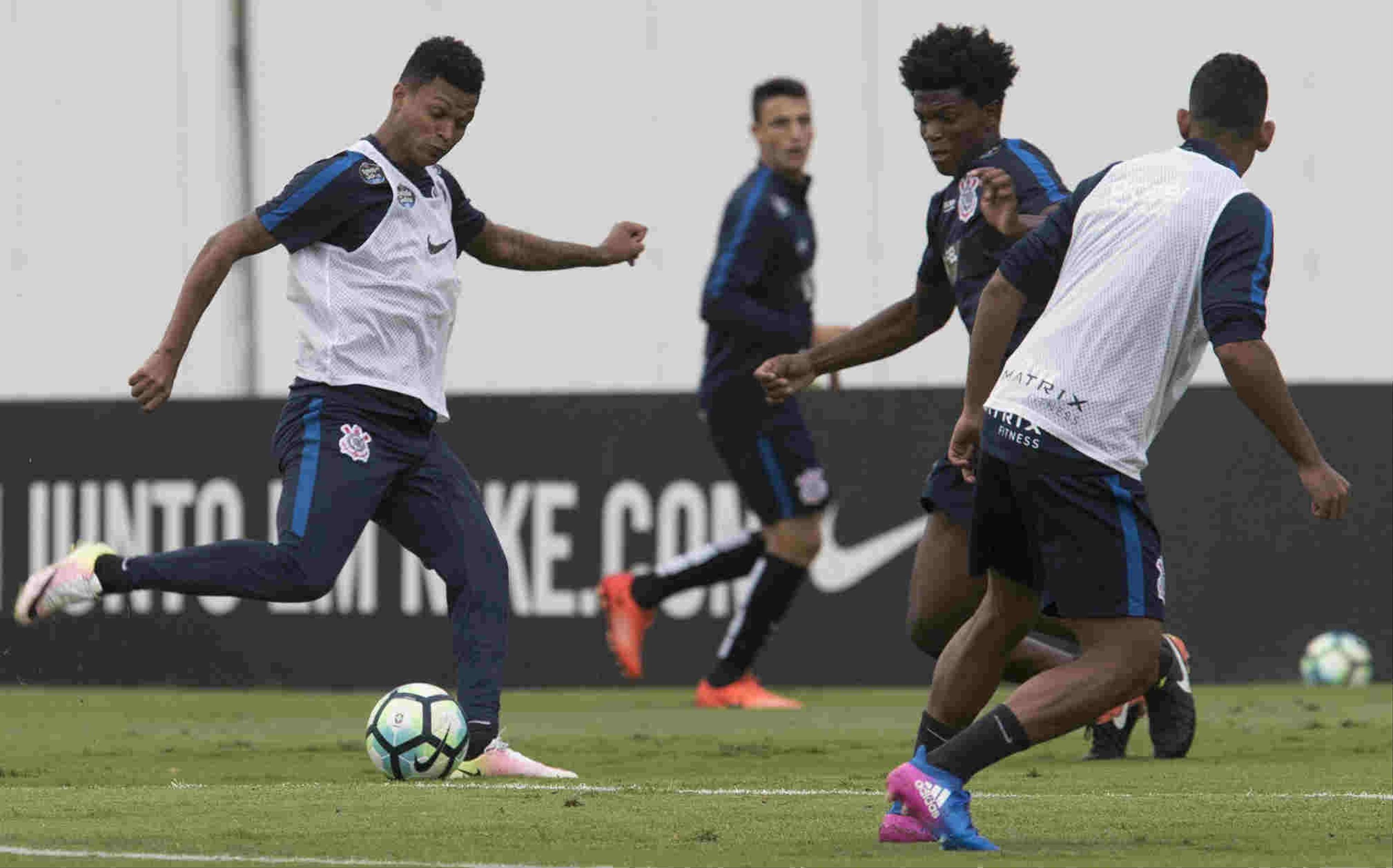 Transição, bola parada… Corinthians abre semana treinando fundamentos