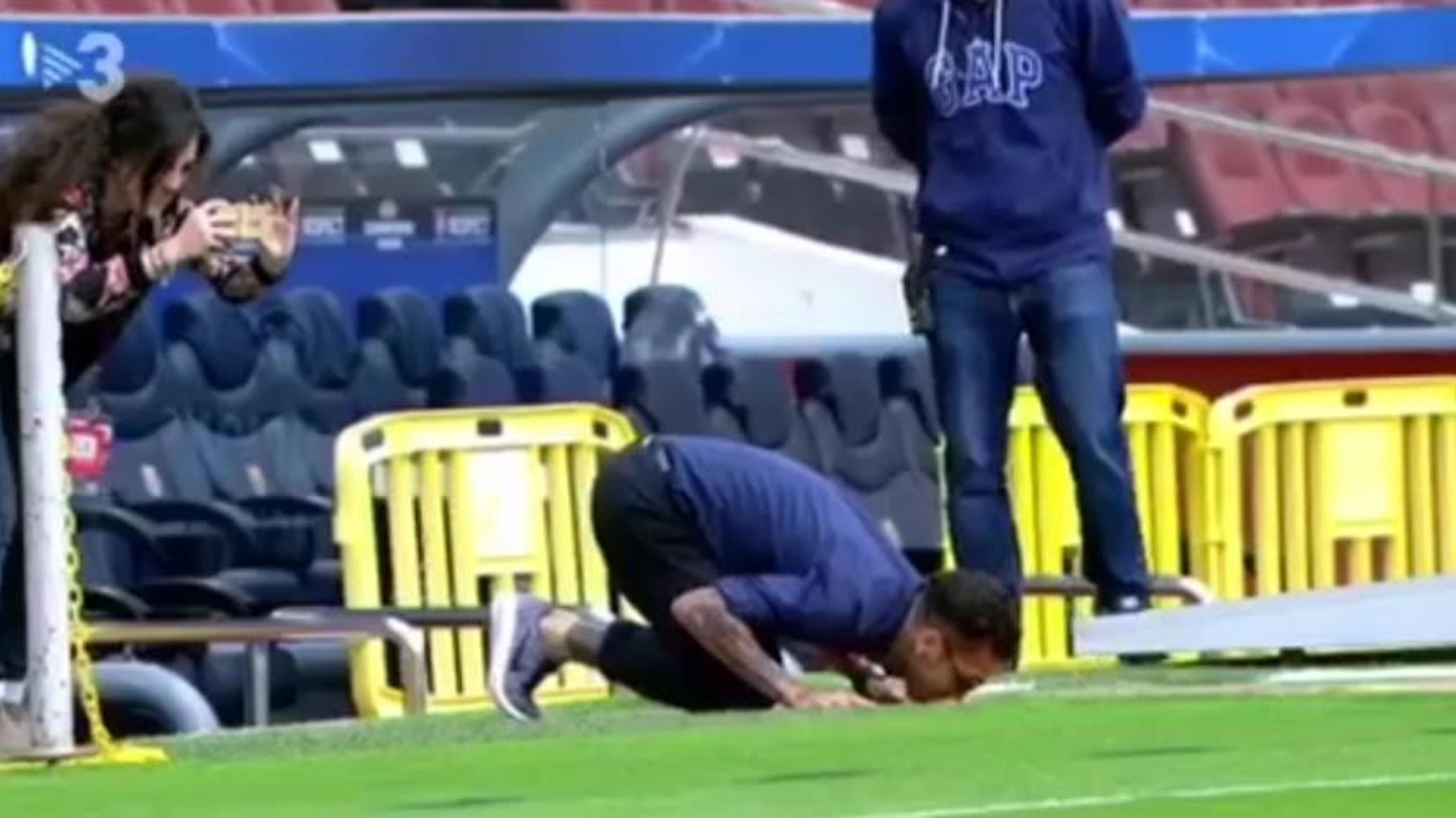 Daniel Alves beija escudo do Barcelona ao chegar no Camp Nou. Assista!