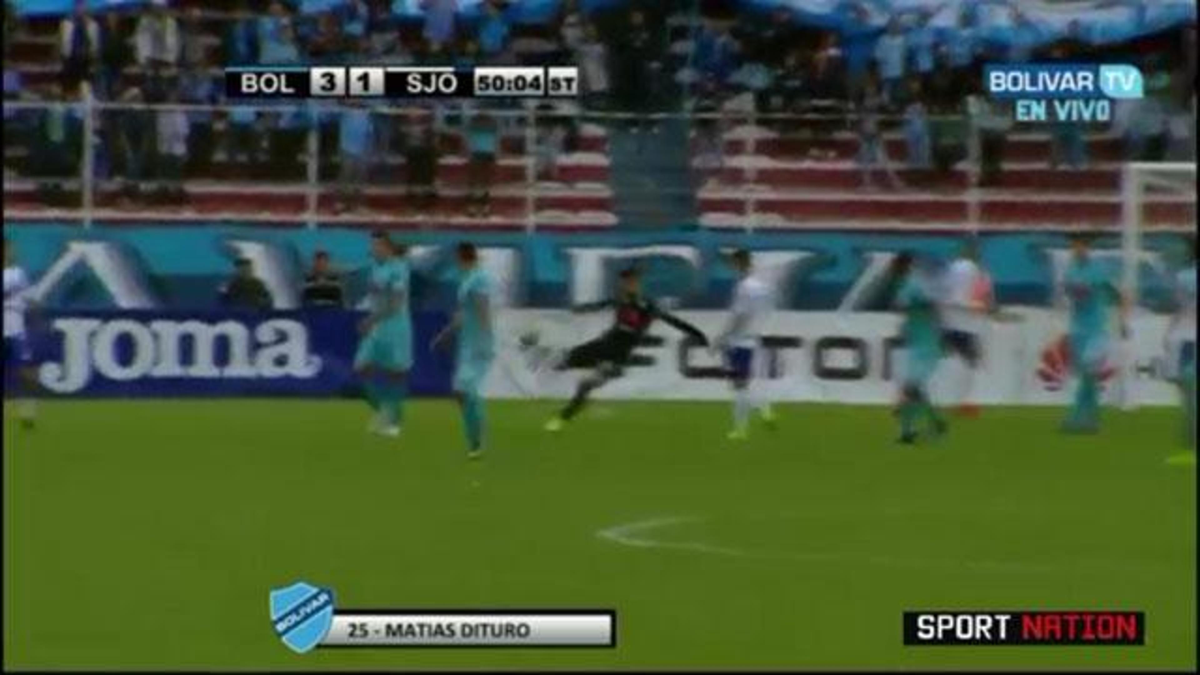 Goleiro chuta da própria área e faz gol na Bolívia. Veja!