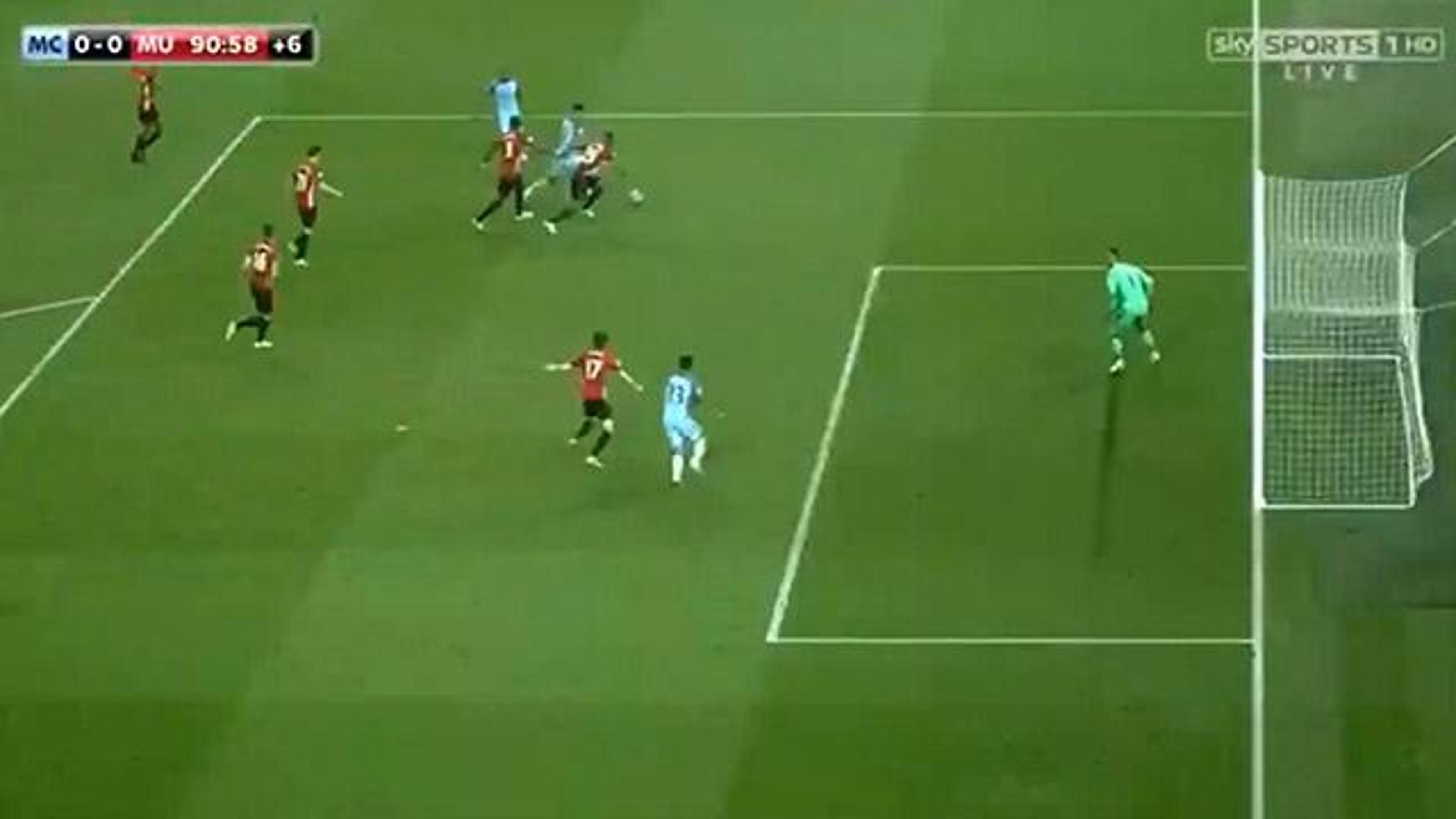 Em volta ao City após lesão, Gabriel Jesus tem gol anulado. Veja!