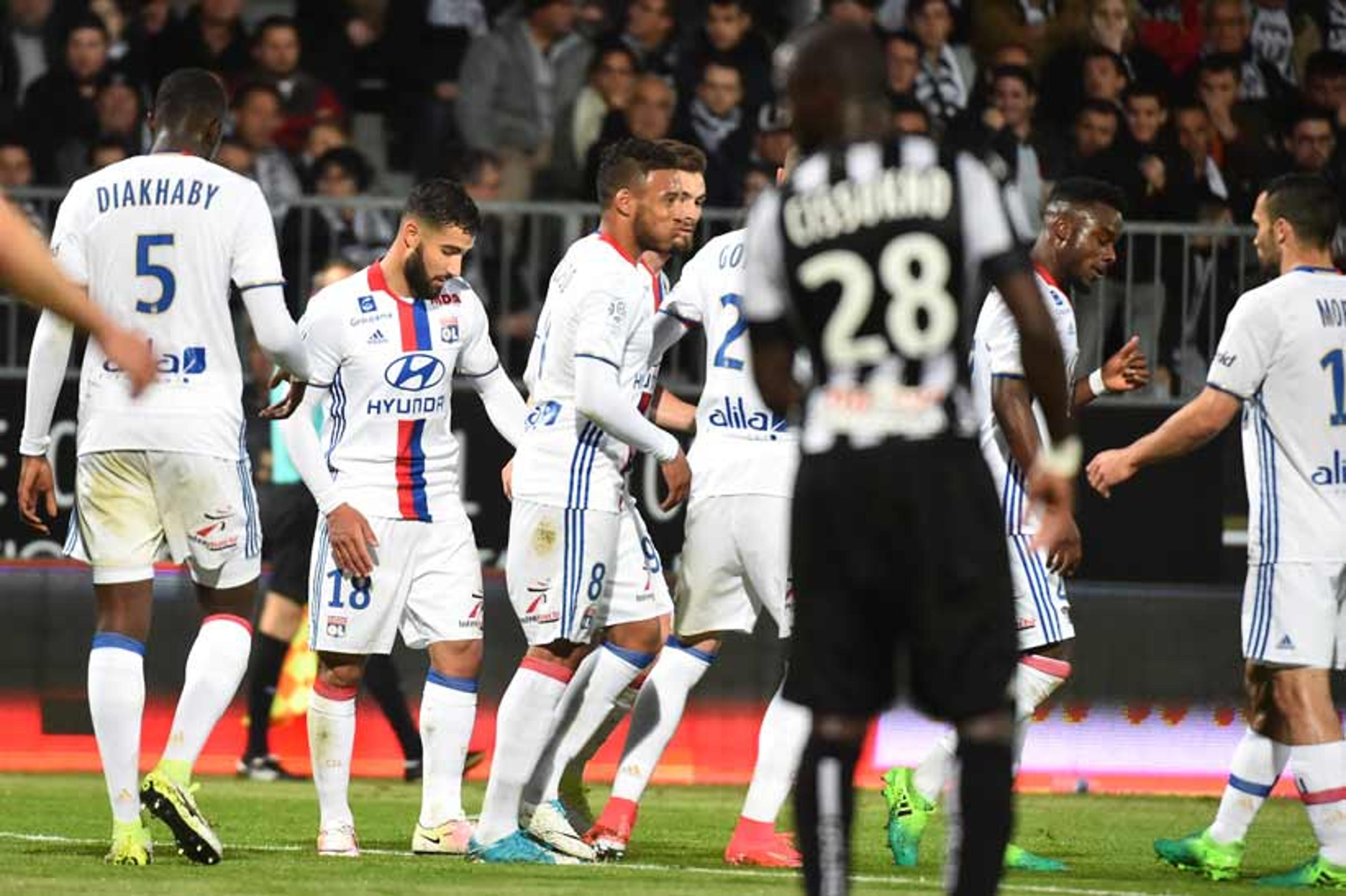 Lyon bate o Angers e segue bem na luta por vaga na Liga Europa