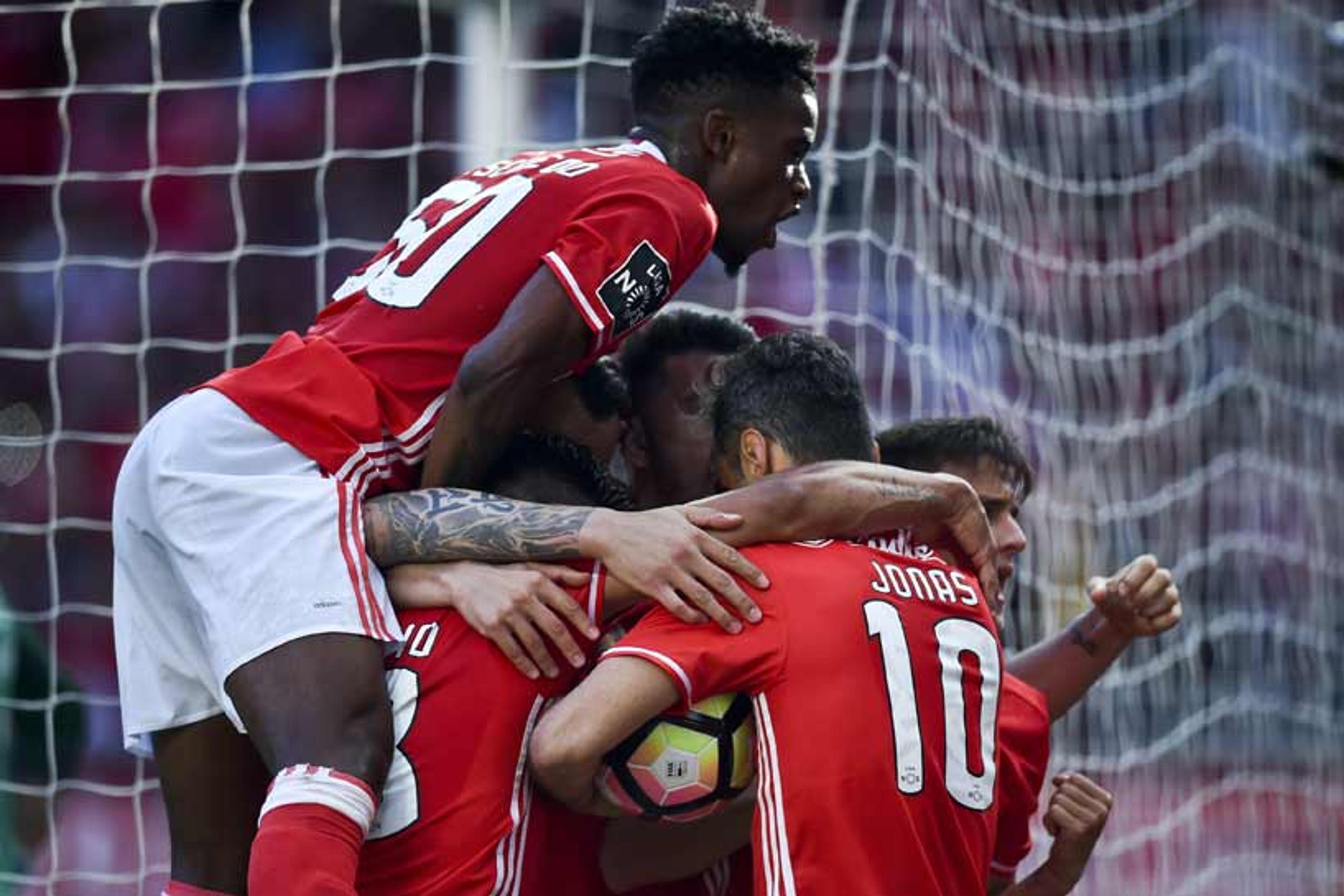 Jonas brilha, Benfica vence e abre vantagem rumo ao tetra português