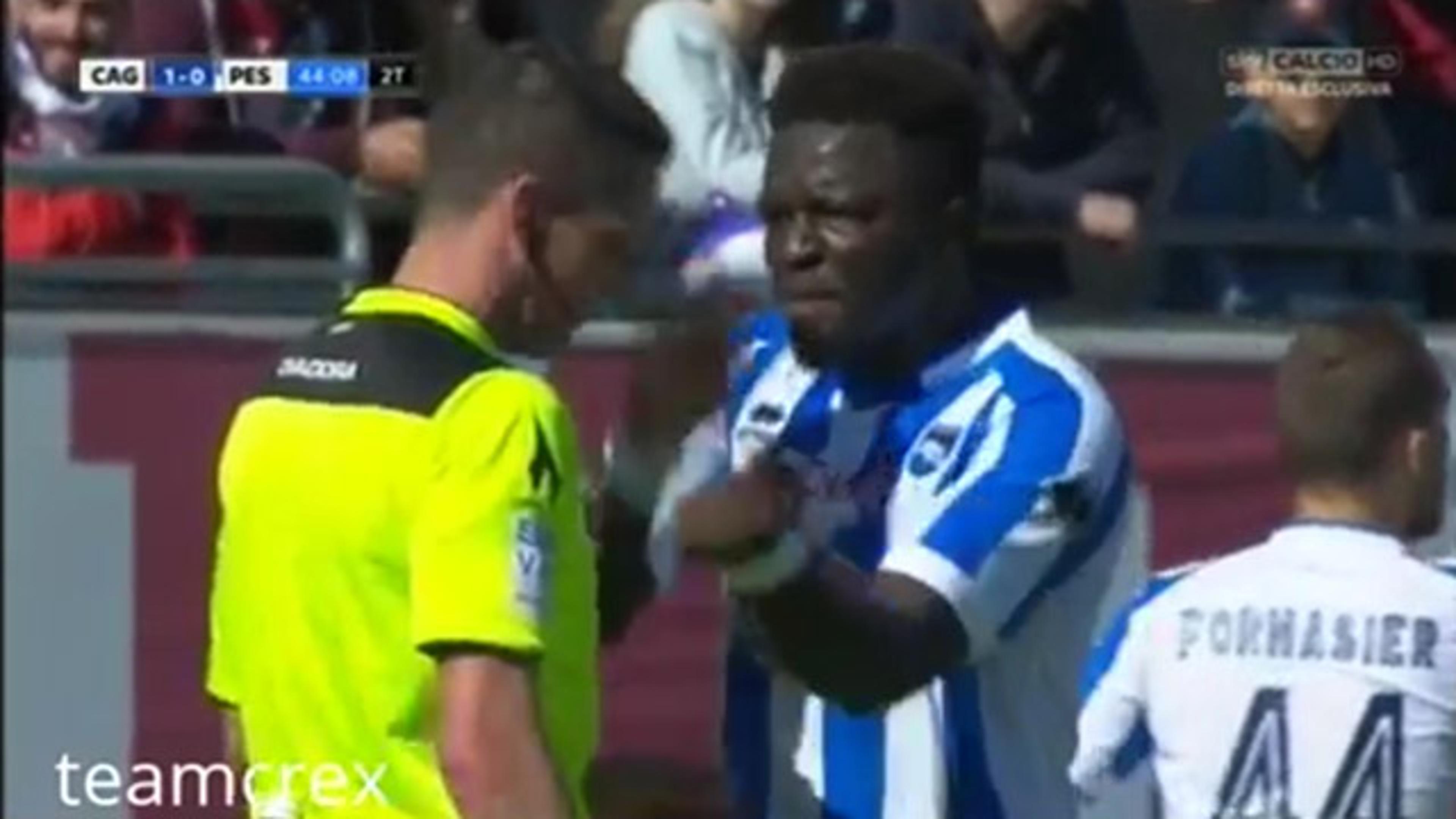 VÍDEO: Muntari abandona jogo após receber cartão por reclamar de insultos racistas