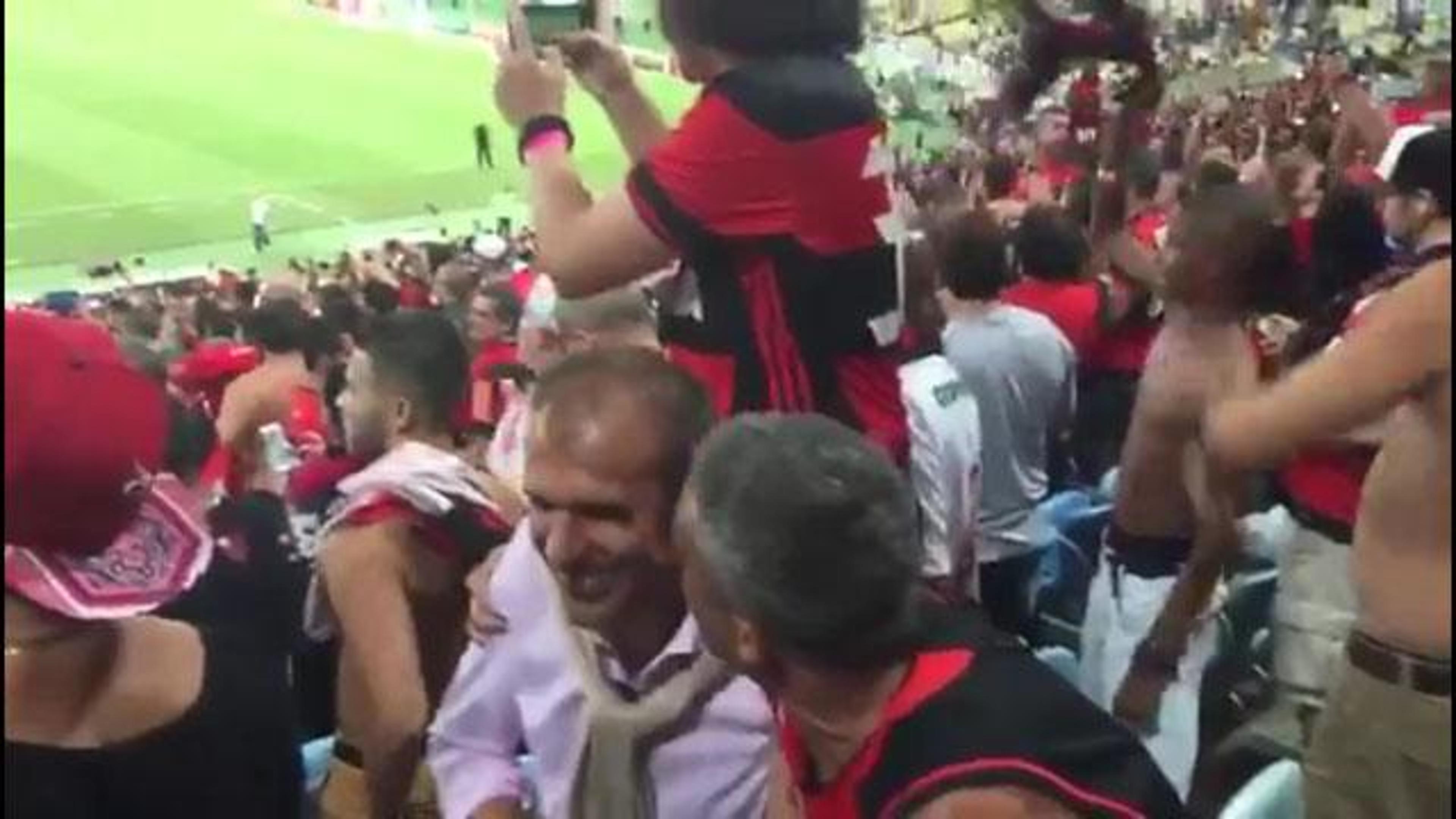 VÍDEO: Técnico do Vasco assiste final do Carioca no meio da torcida do Flamengo no Maracanã