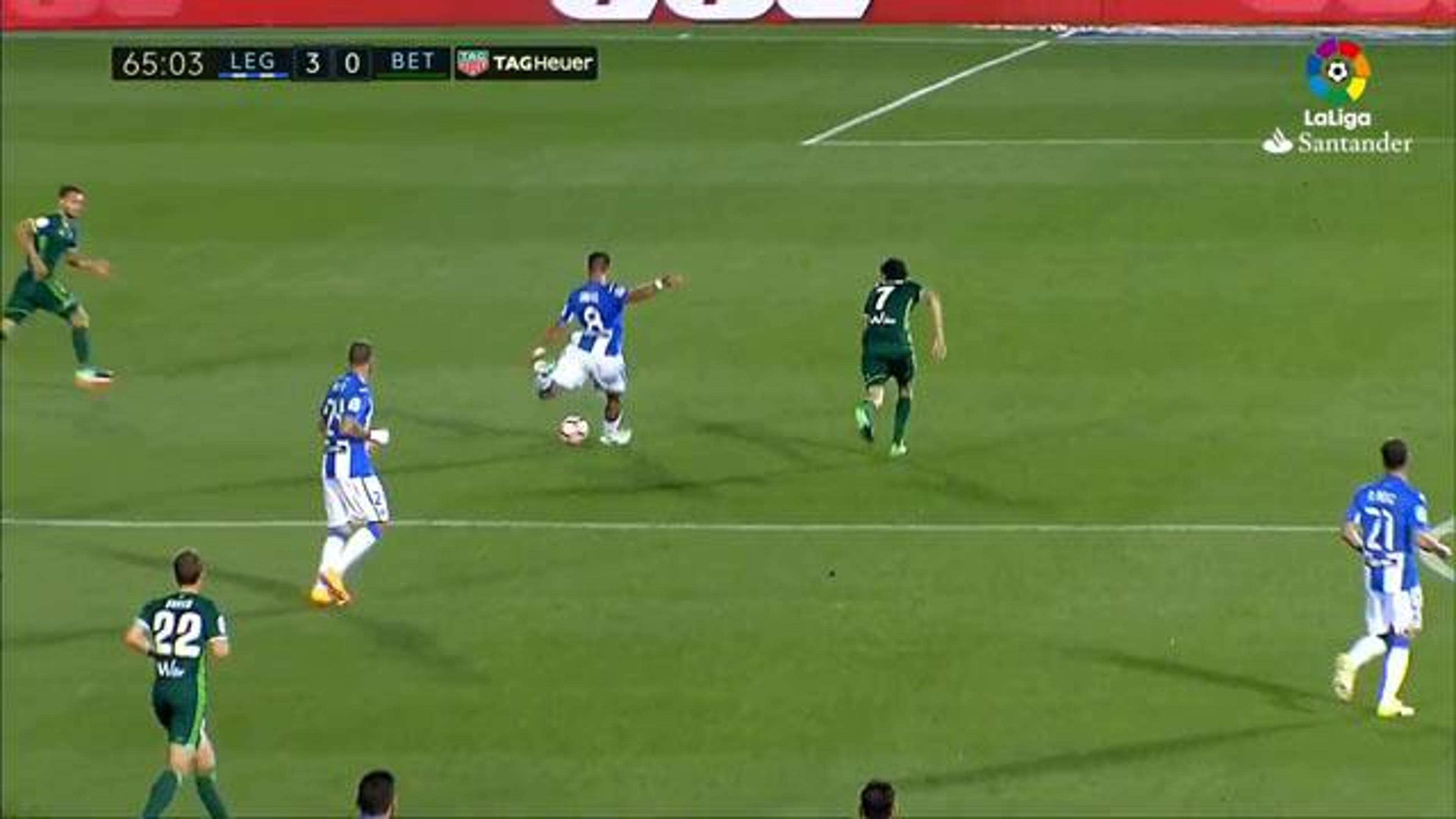 VÍDEO: Vale o Puskás? Brasileiro faz golaço do meio de campo no Campeonato Espanhol